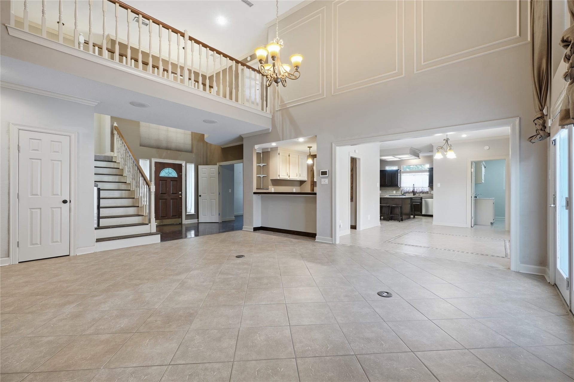 708 Bayou Crest Circle, Dickinson, TX 77539 Massive living area with tall ceilings