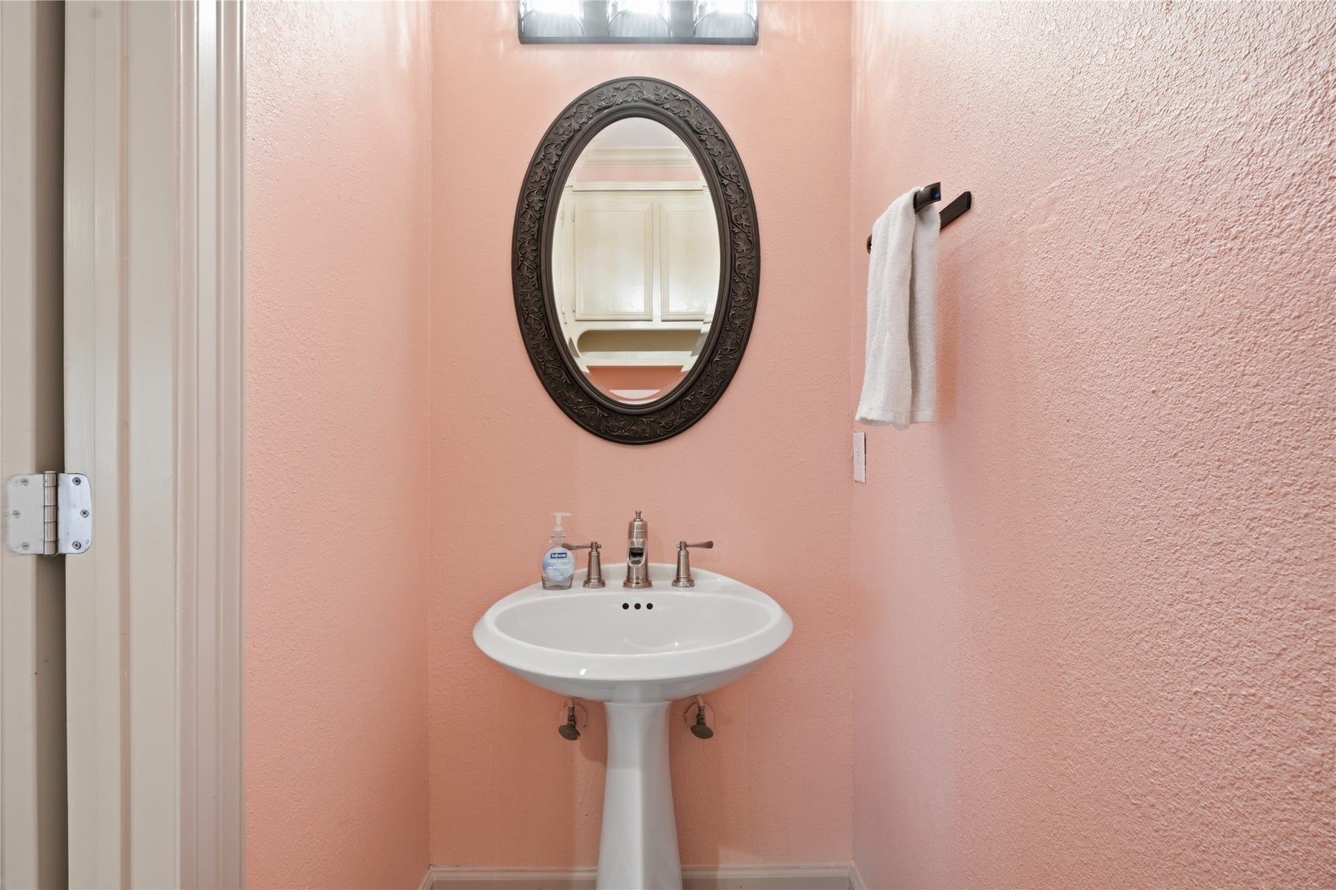 708 Bayou Crest Circle, Dickinson, TX 77539 Half bath off the living area