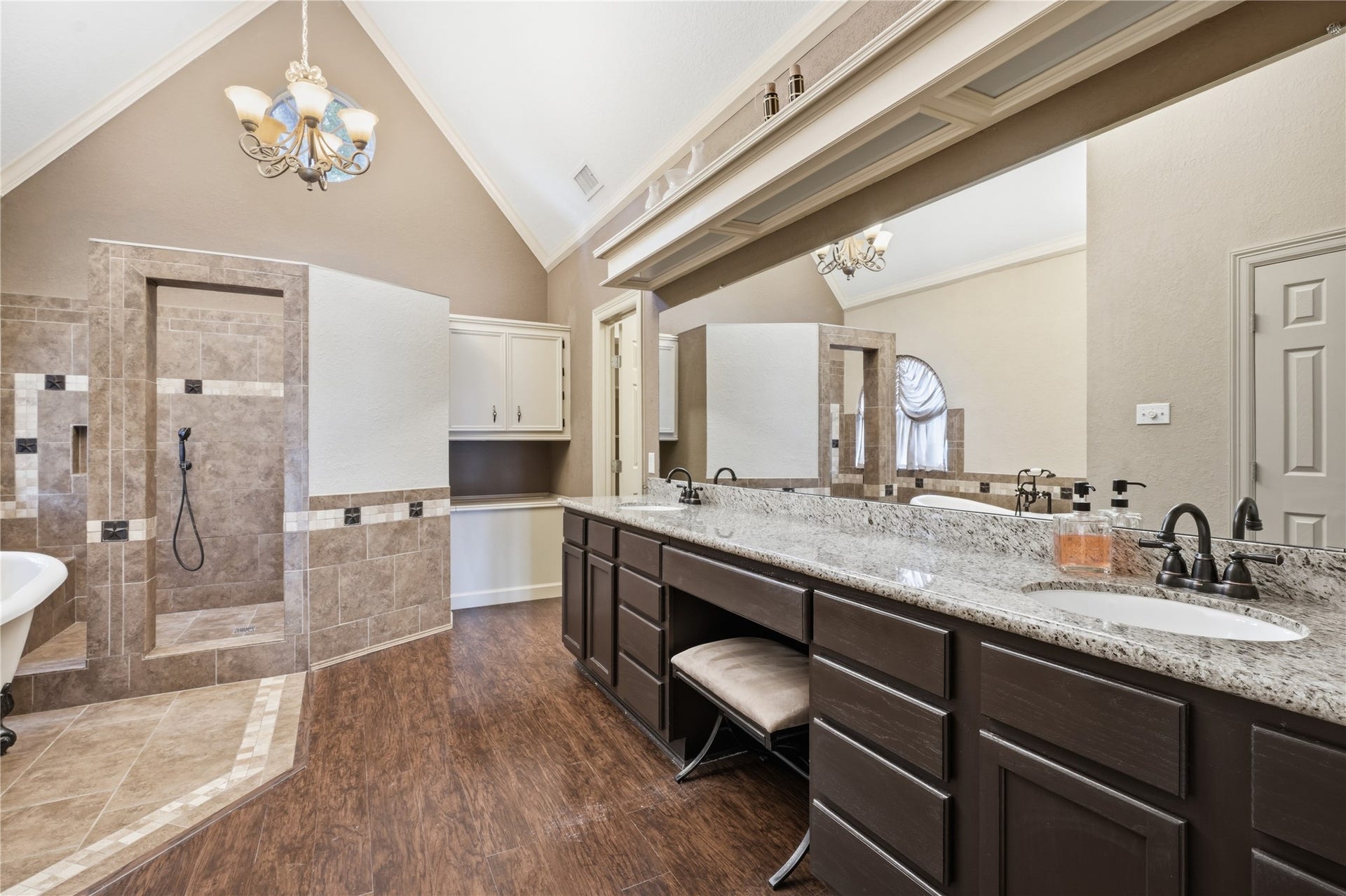 708 Bayou Crest Circle, Dickinson, TX 77539 Incredible primary bath