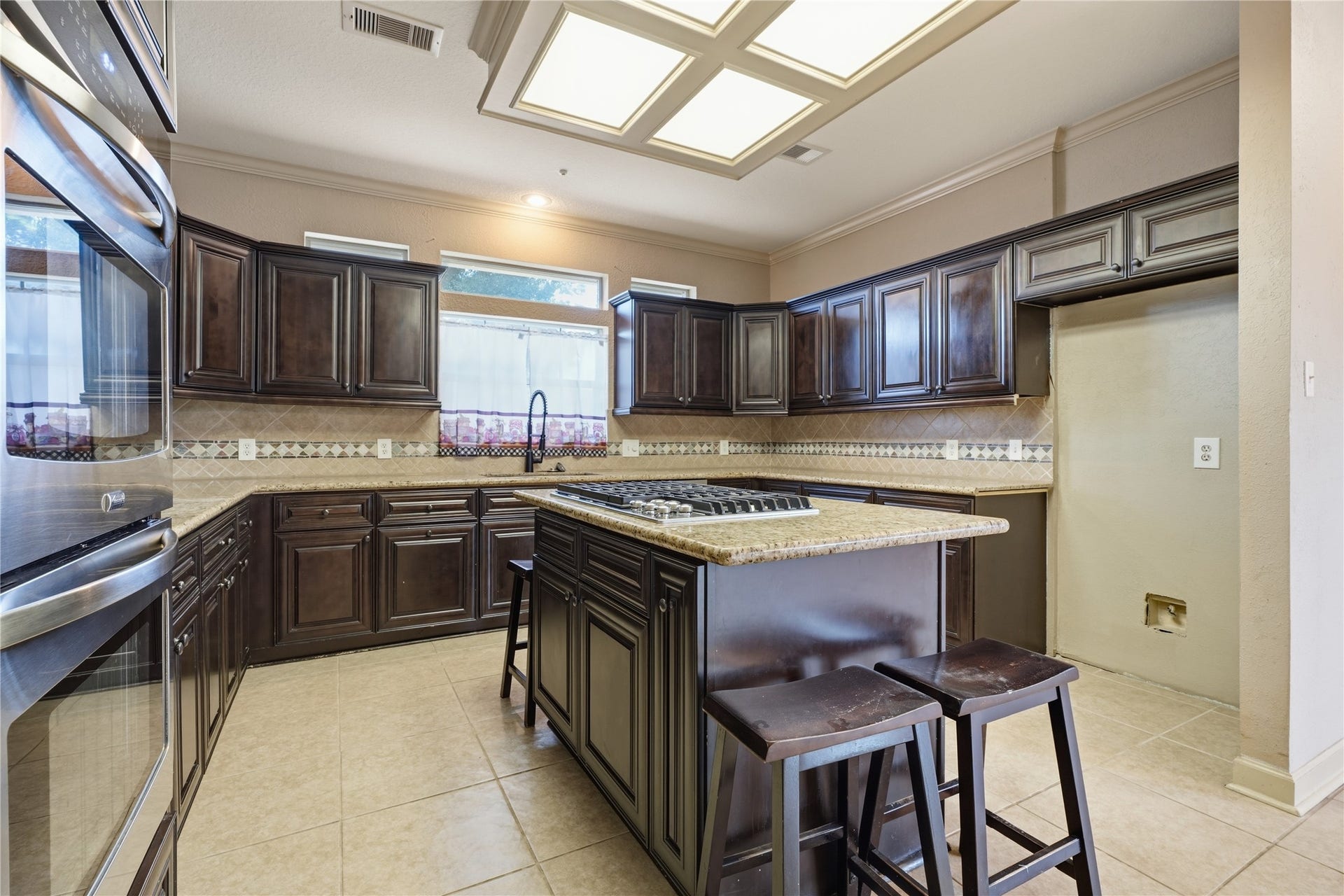 708 Bayou Crest Circle, Dickinson, TX 77539 Large island
