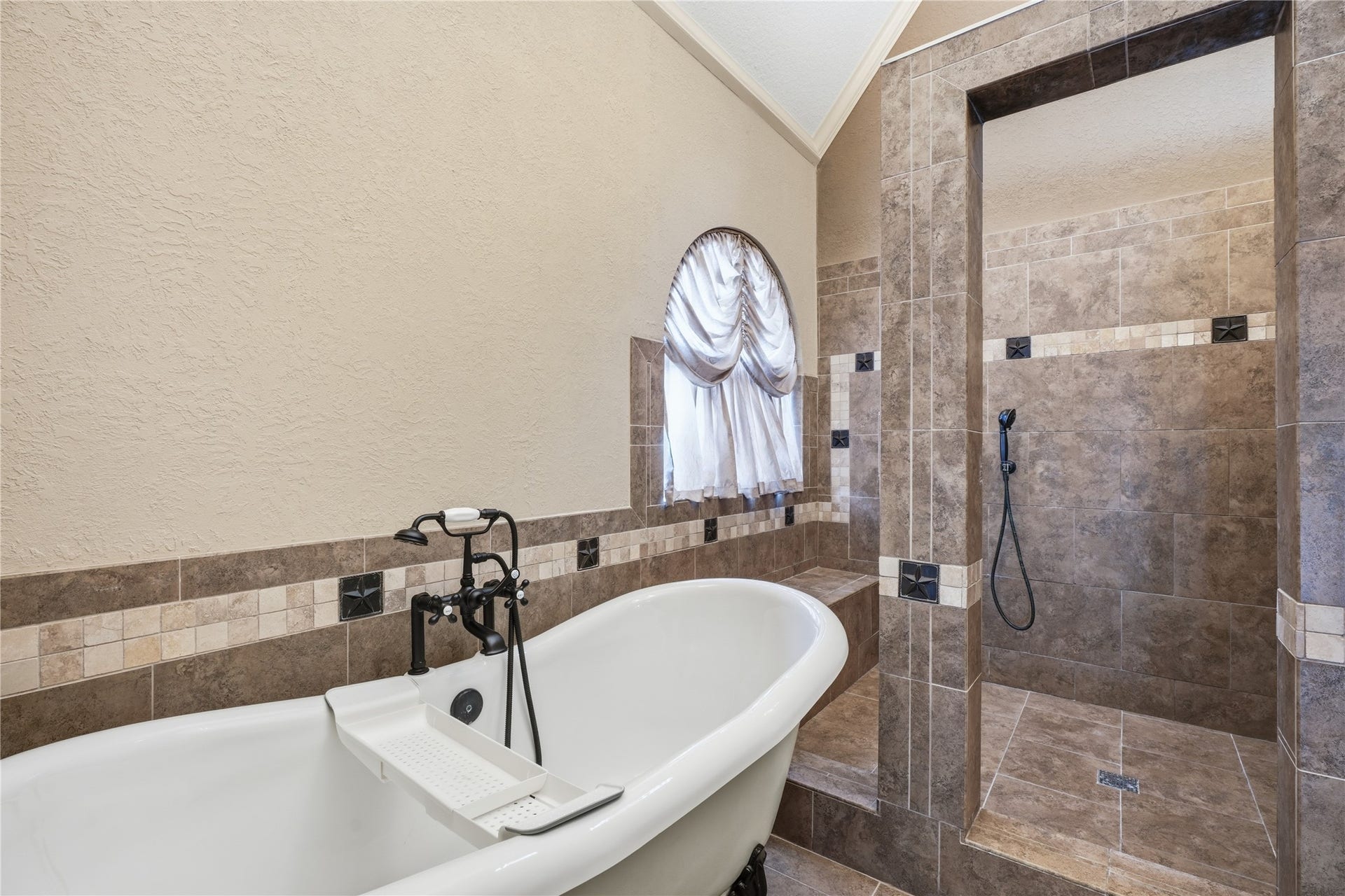 708 Bayou Crest Circle, Dickinson, TX 77539 Primary Bath