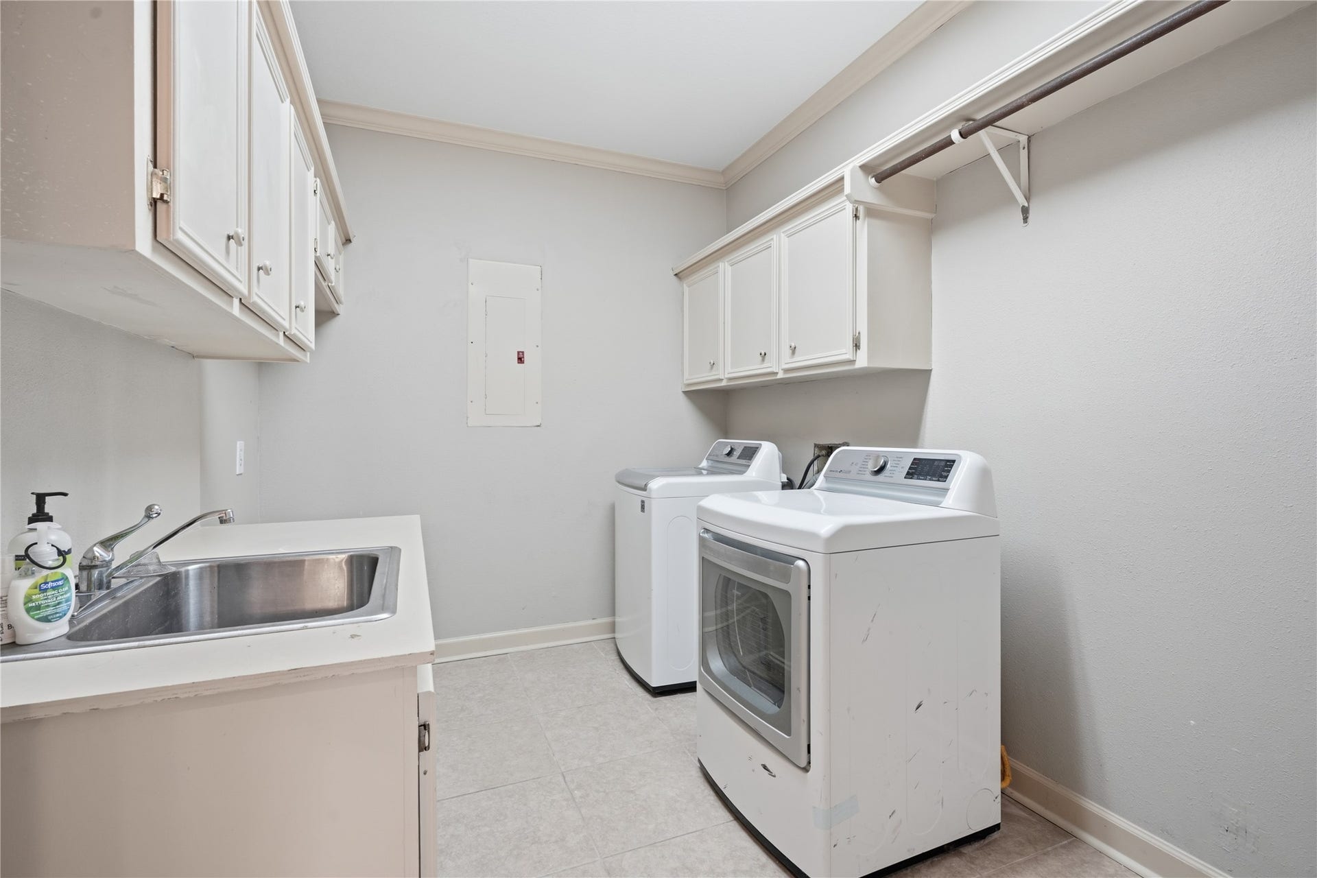708 Bayou Crest Circle, Dickinson, TX 77539 Massive utility room with sink and areas to hange cloths