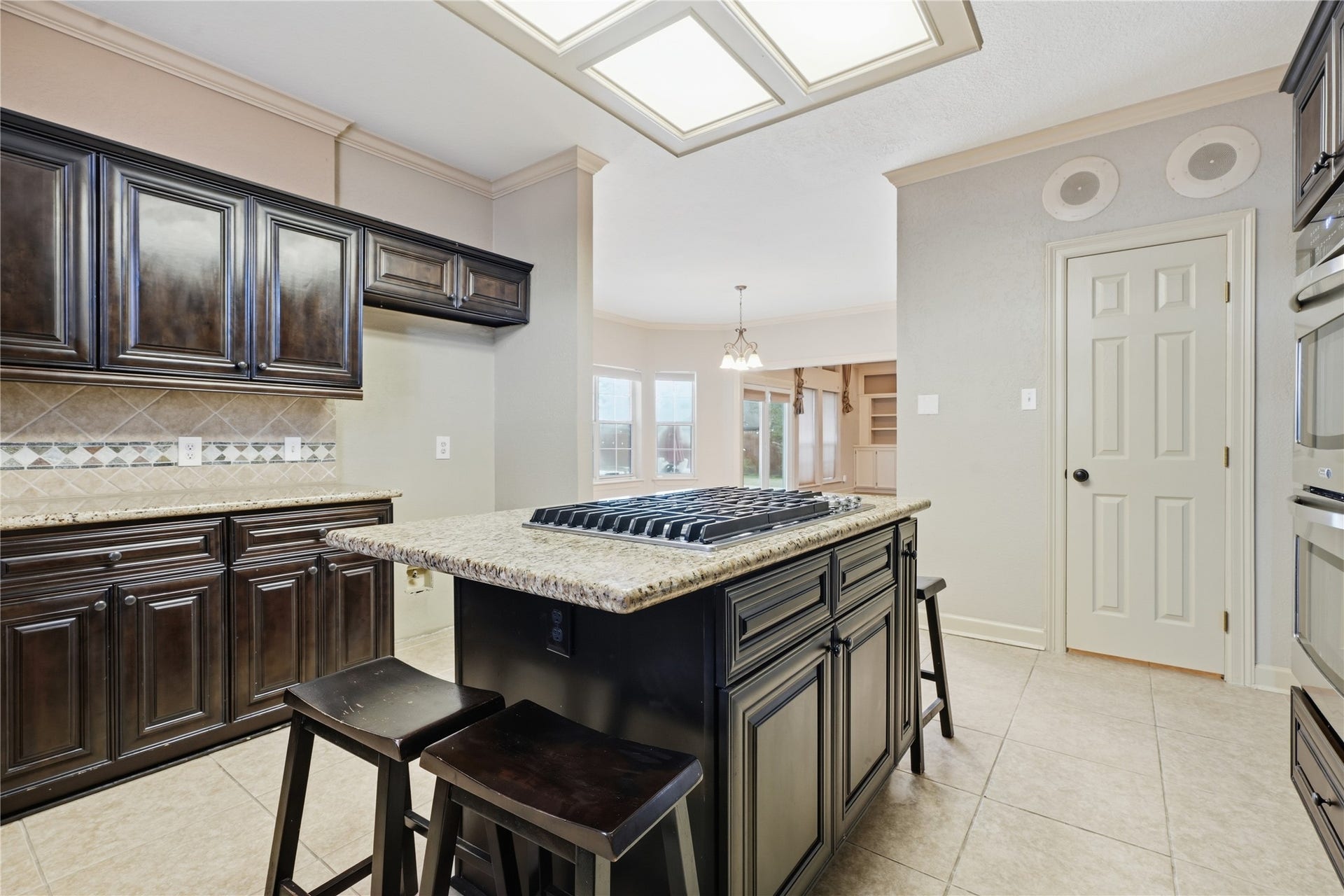 708 Bayou Crest Circle, Dickinson, TX 77539 upgraded cabinets and countertops