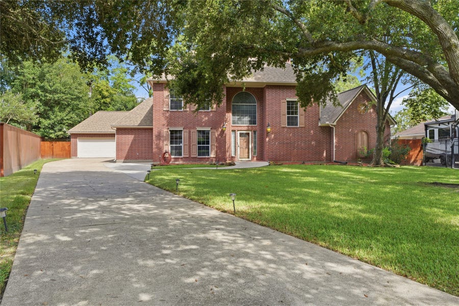 Property photo for 708 Bayou Crest Circle, Dickinson, TX