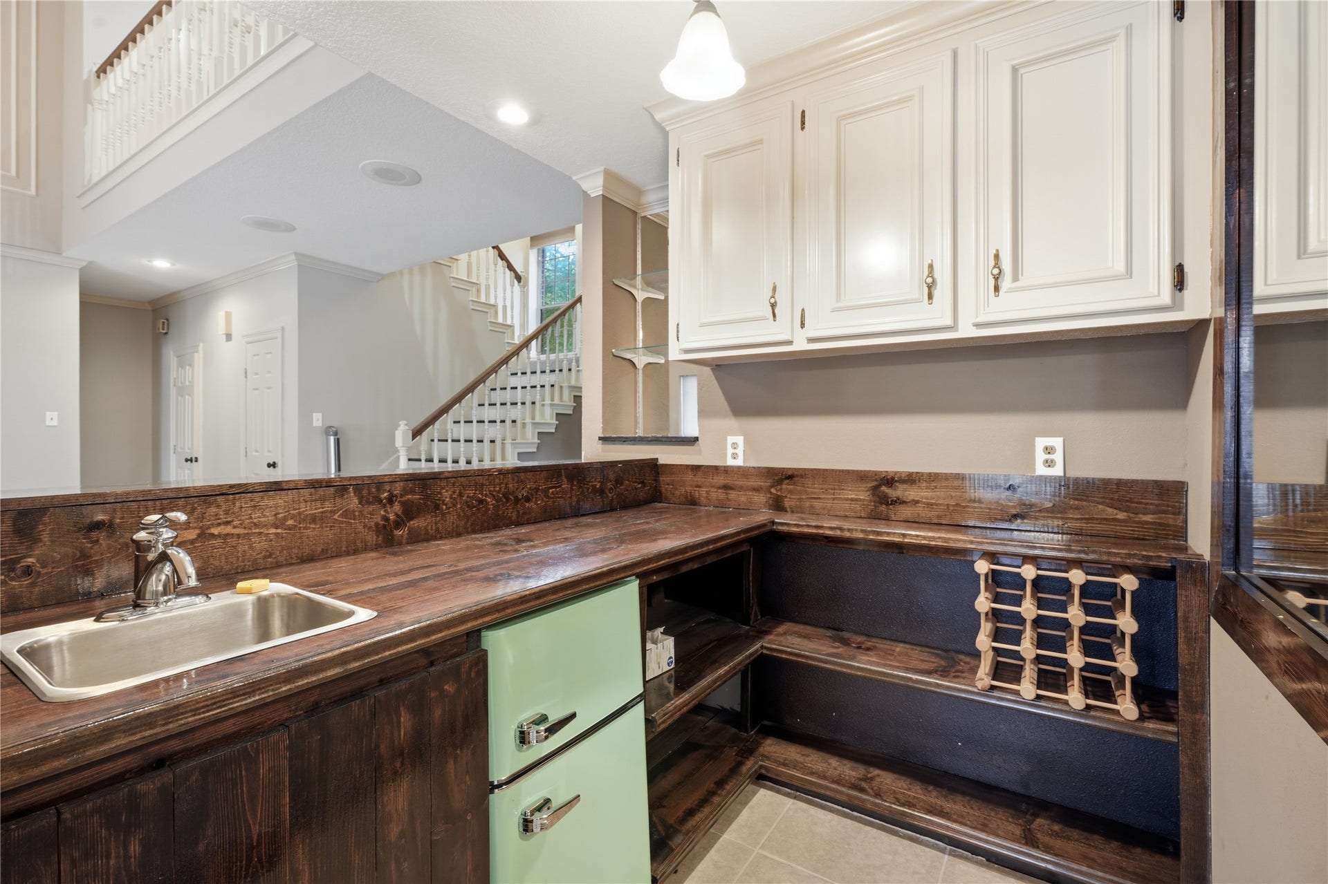 708 Bayou Crest Circle, Dickinson, TX 77539 Large wet bar for entertaining.