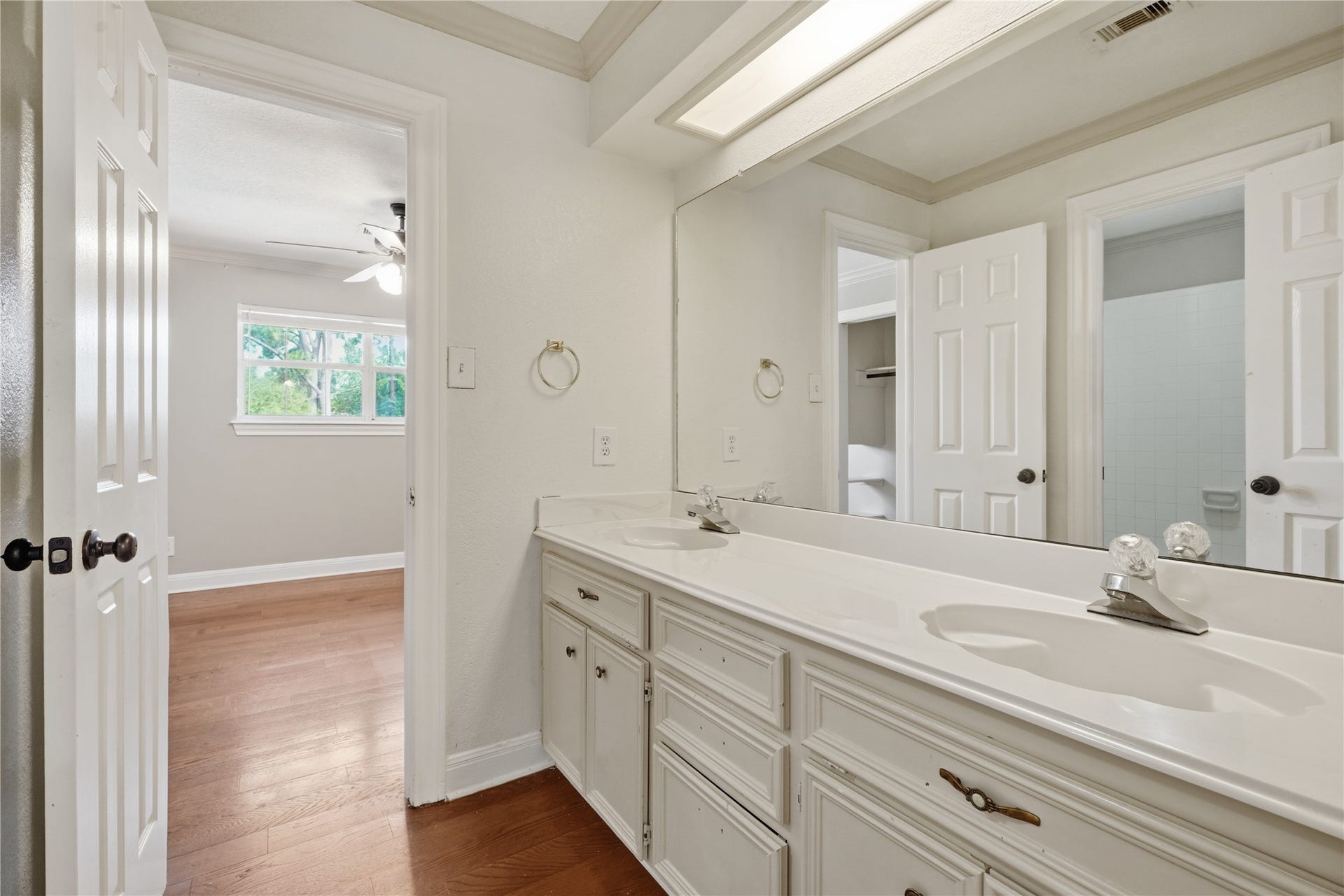 708 Bayou Crest Circle, Dickinson, TX 77539 Jack and Jill Bath