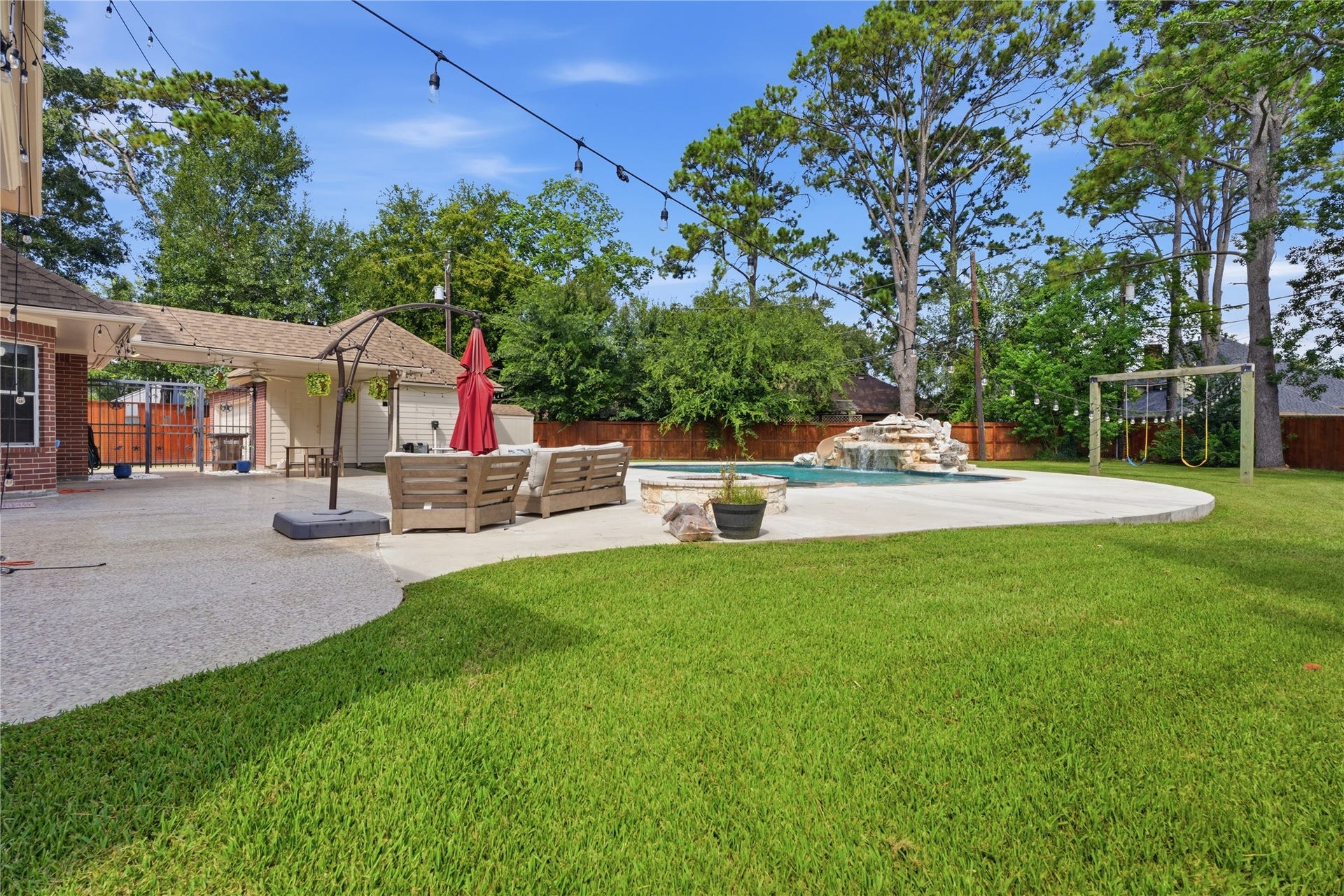 708 Bayou Crest Circle, Dickinson, TX 77539 Large yard, great for entertaining