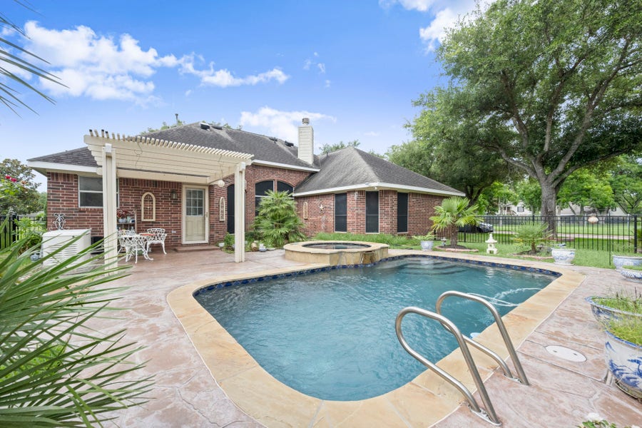 Property photo for 3903 Crystal Lake Circle S, Pearland, TX