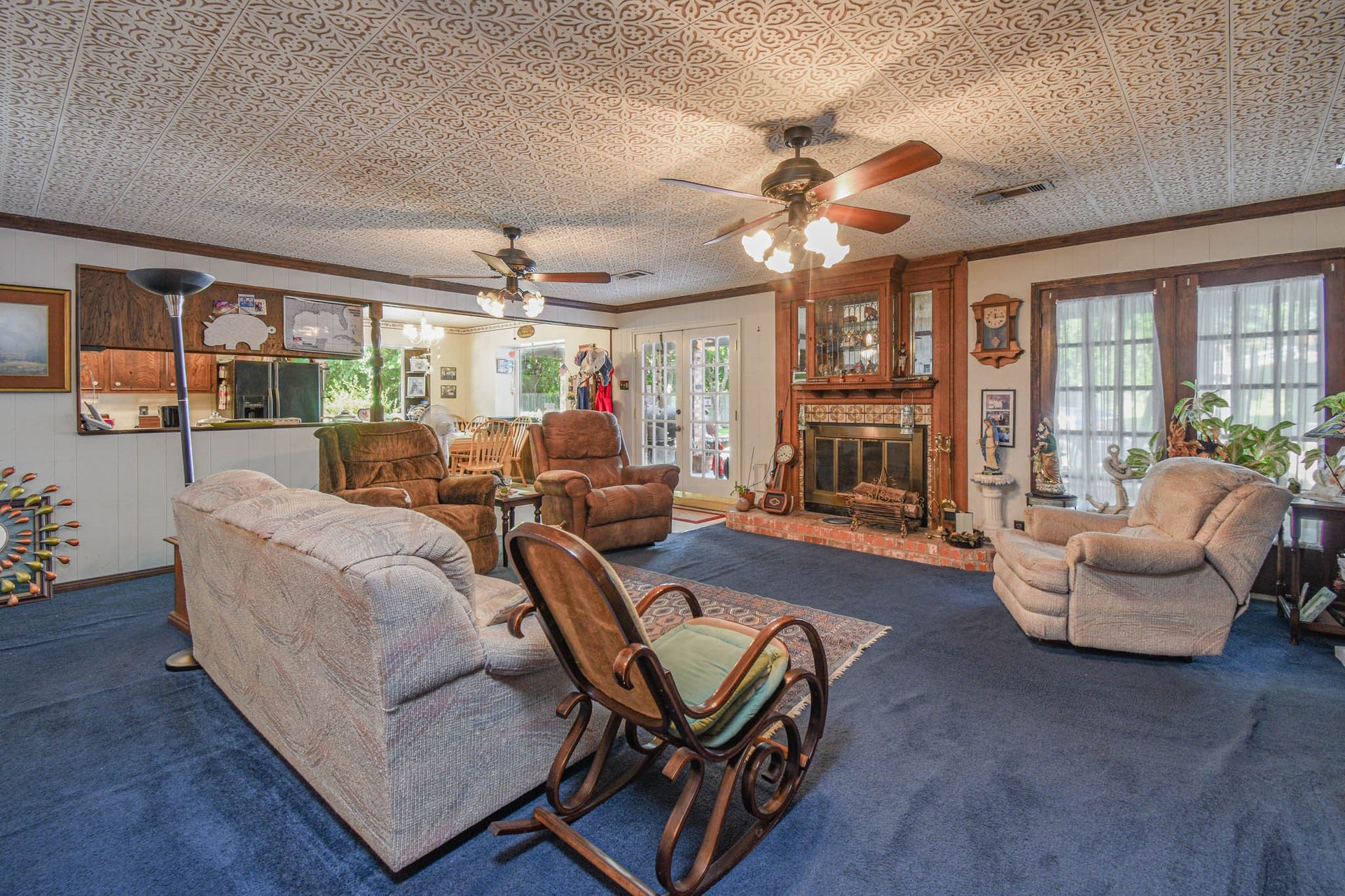 4503 Allen Genoa Road, Pasadena, TX 77504 NICE FAMILY ROOM w/ FIREPLACE & BAR. OPEN TO THE KITCHEN.