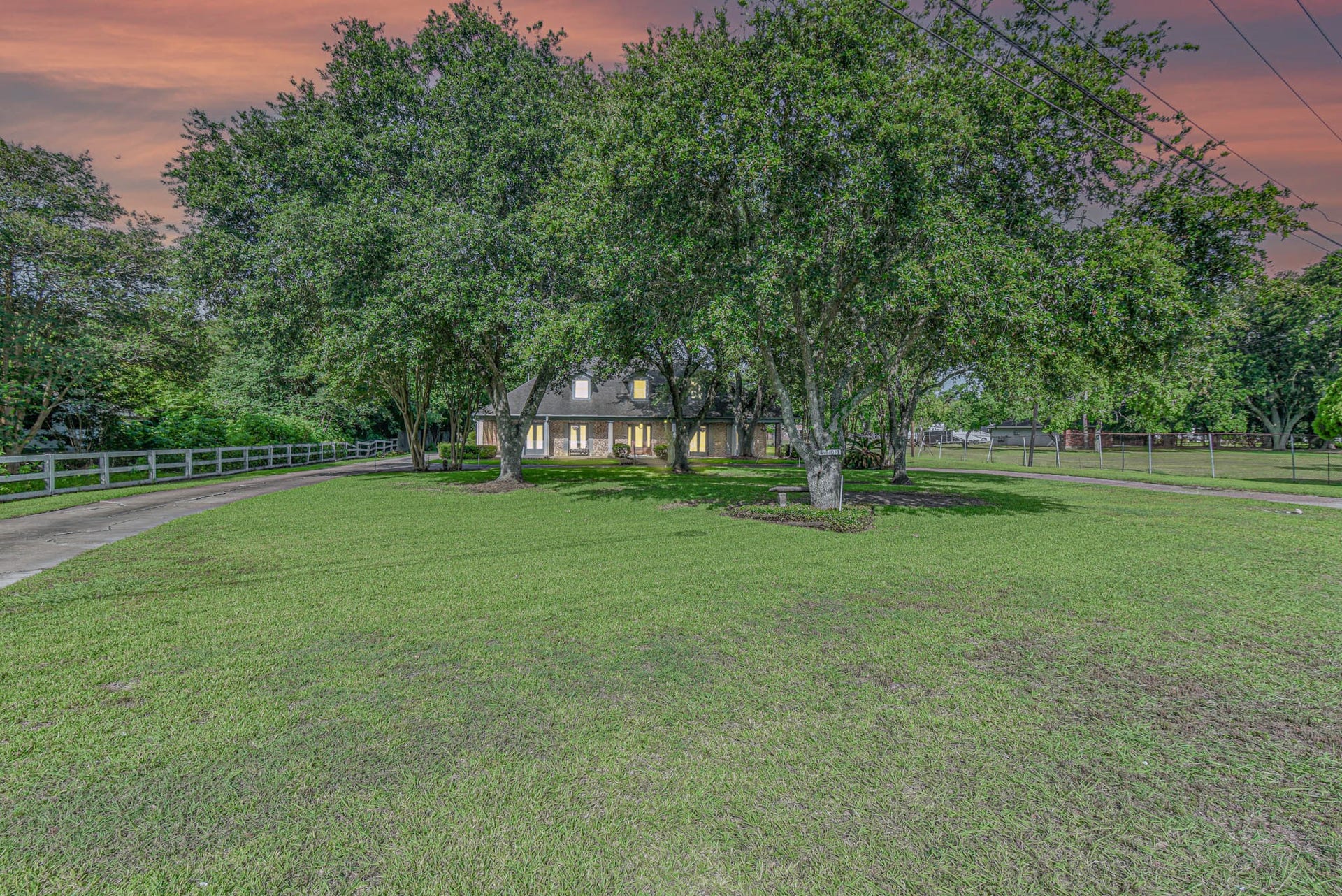 4503 Allen Genoa Road, Pasadena, TX 77504 WELCOME TO THIS PEACEFUL RETREAT WITH ALL THE AMENITIES! MAKE IT YOURS TODAY!