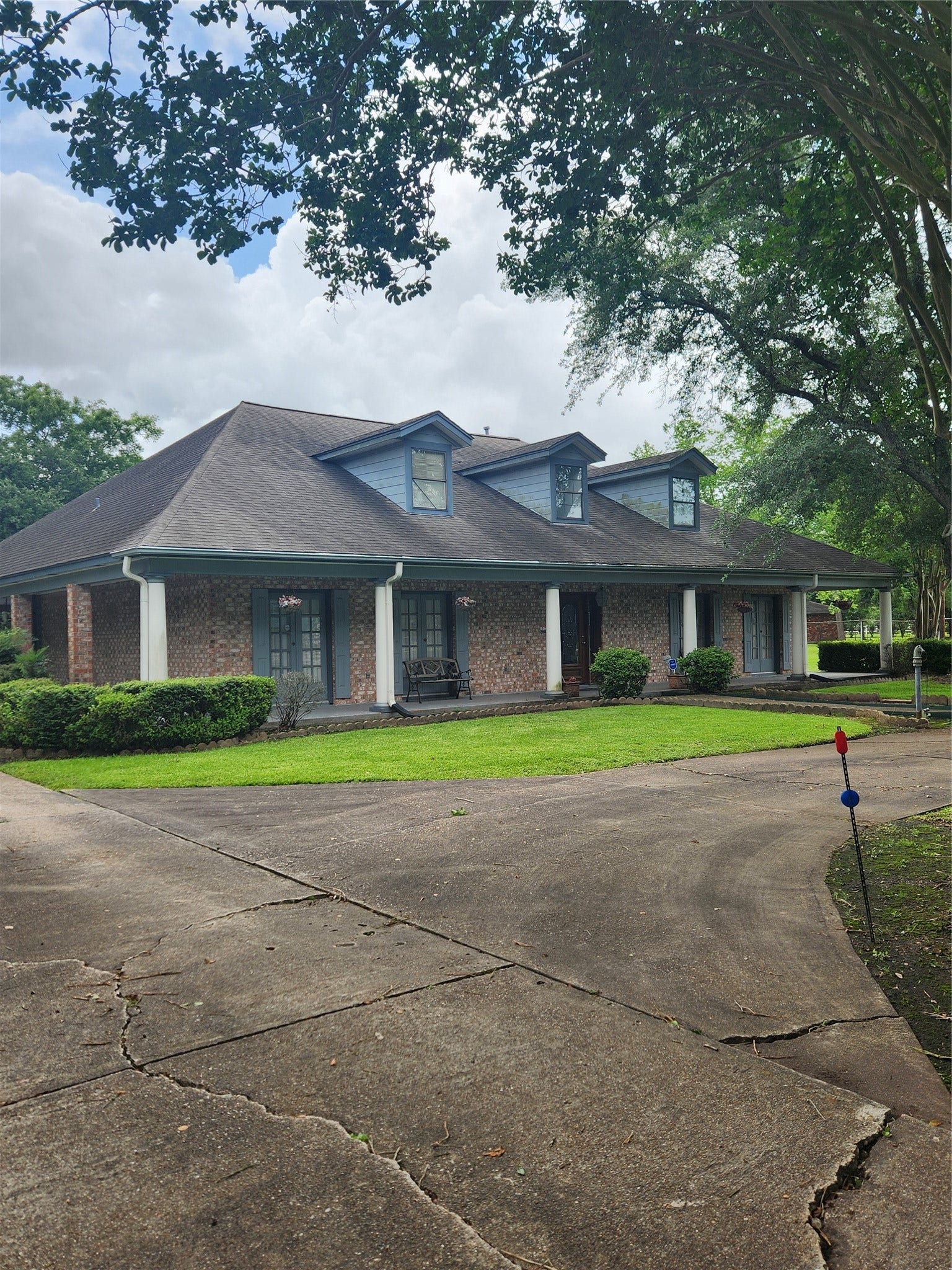 4503 Allen Genoa Road, Pasadena, TX 77504 CLOSER VIEW OF THE HOME & FRONT CIRCULAR DRIVEWAY