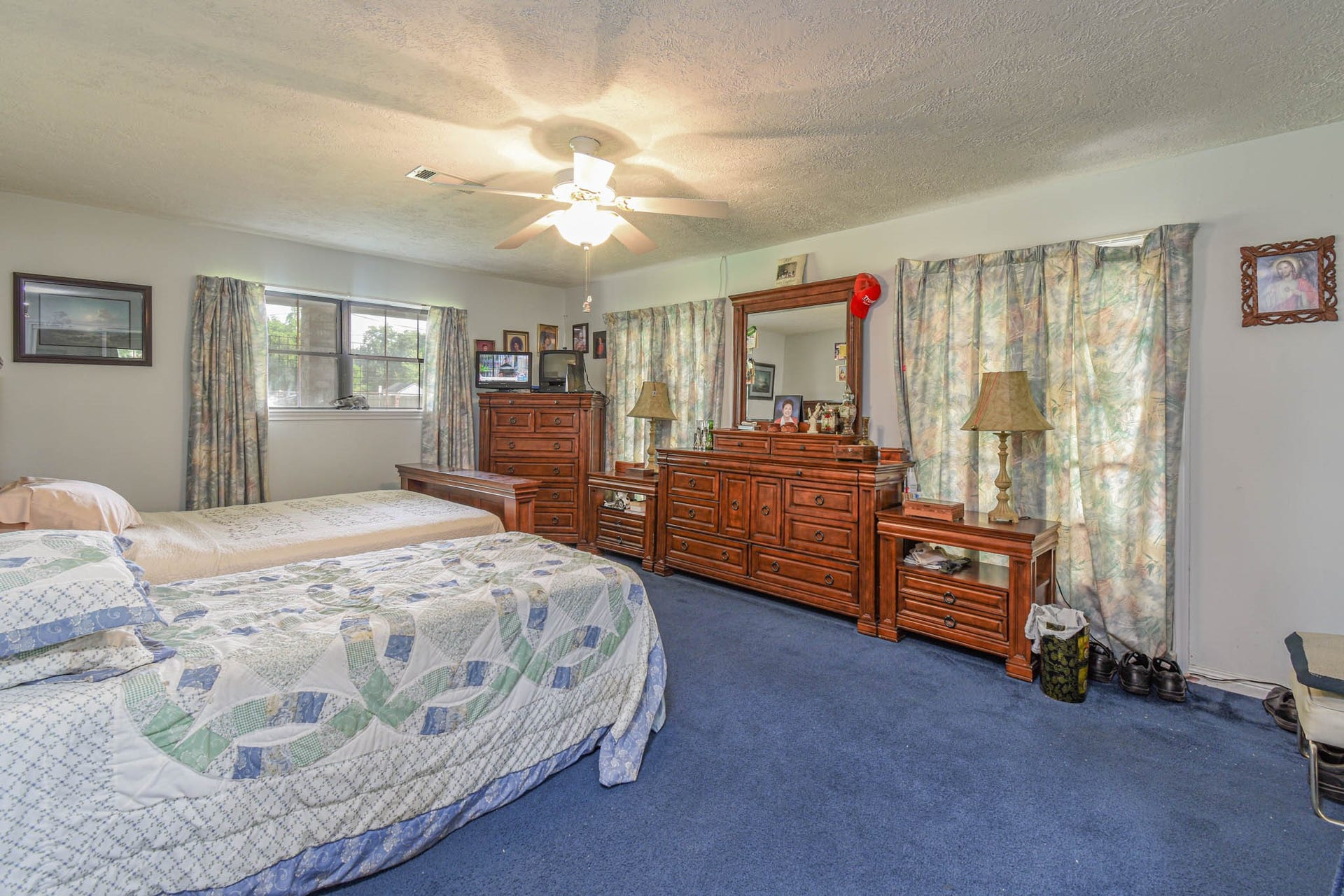 4503 Allen Genoa Road, Pasadena, TX 77504 PRIMARY BEDROOM w/DOUBLE CLOSETS