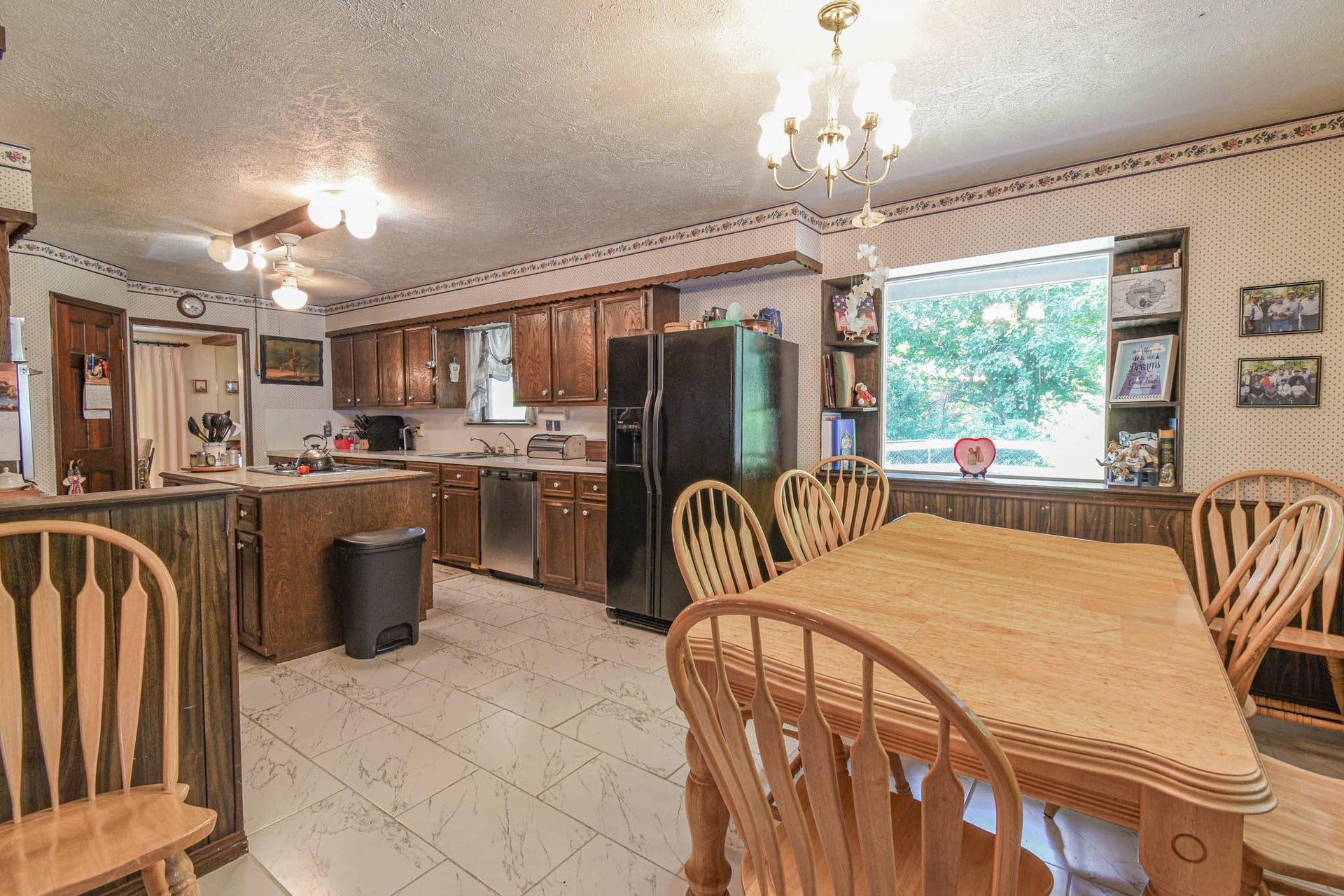 4503 Allen Genoa Road, Pasadena, TX 77504 LARGE BREAKFAST AREA. NOTICE THE FRAMELESS PICTURE WINDOWS.