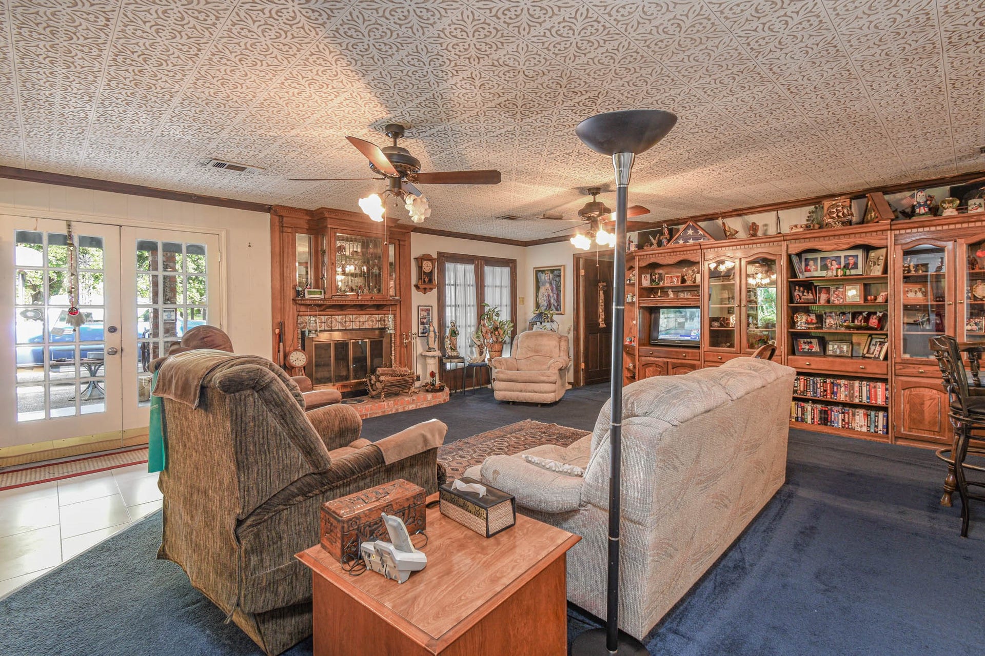 4503 Allen Genoa Road, Pasadena, TX 77504 ANOTHER VIEW OF FAMILY ROOM. (WALL UNIT HUTCH IS NOT BUILT IN)