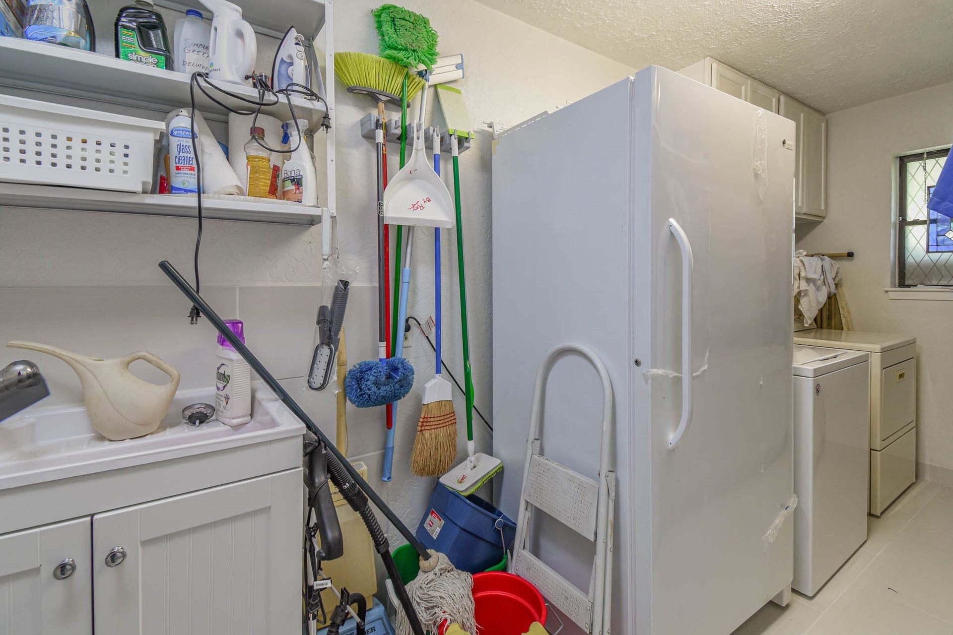 4503 Allen Genoa Road, Pasadena, TX 77504 ROOMY DOWNSTAIRS UTILITY ROOM w/SINK! PLENTY OF ROOM FOR YOUR APPLIANCES.