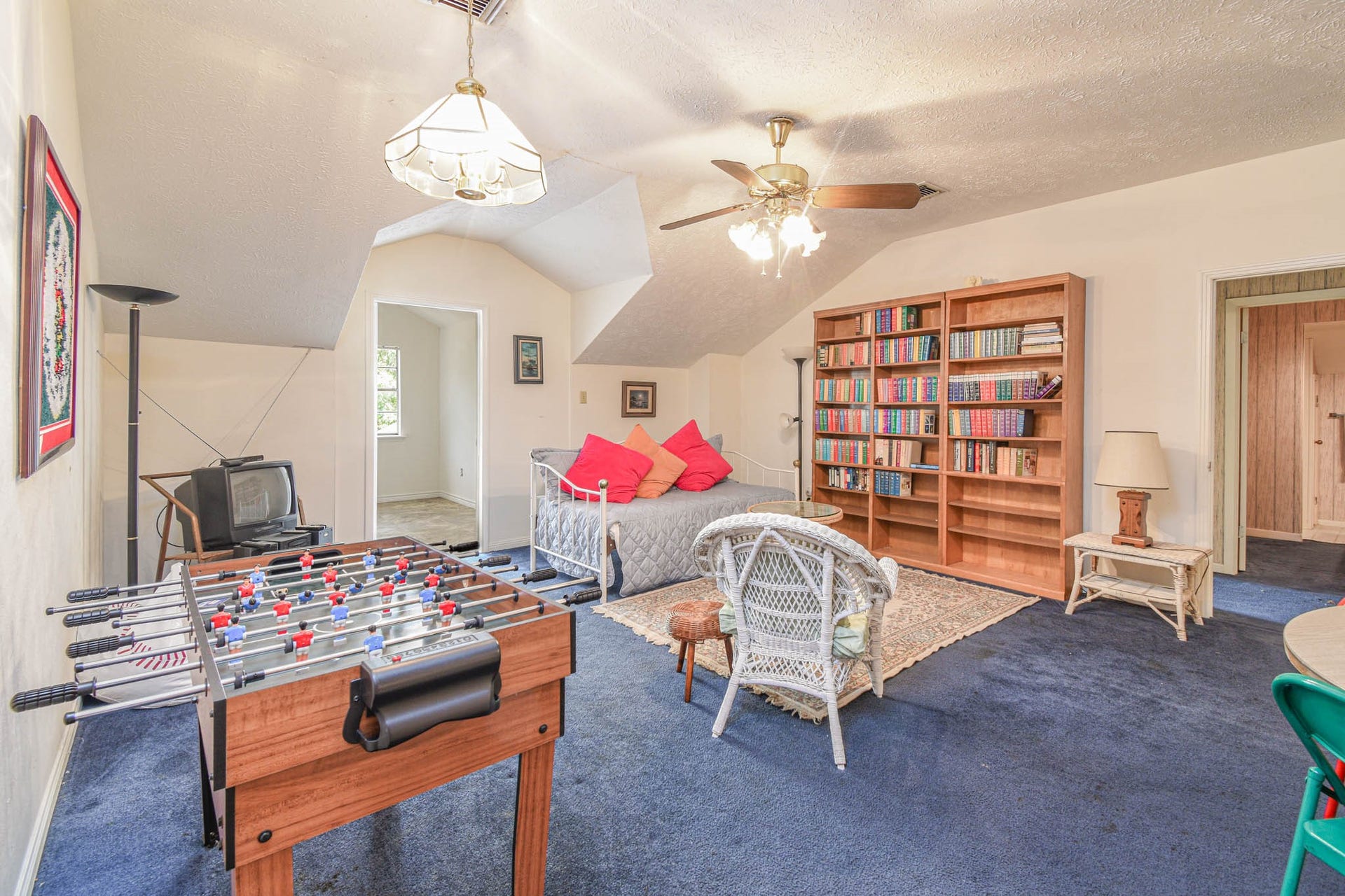 4503 Allen Genoa Road, Pasadena, TX 77504 PLENTY OF ROOM TO HANG OUT HERE! HOW CONVENIENT - UPSTAIRS UTILITY ROOM AT BACK OF THIS ROOM.