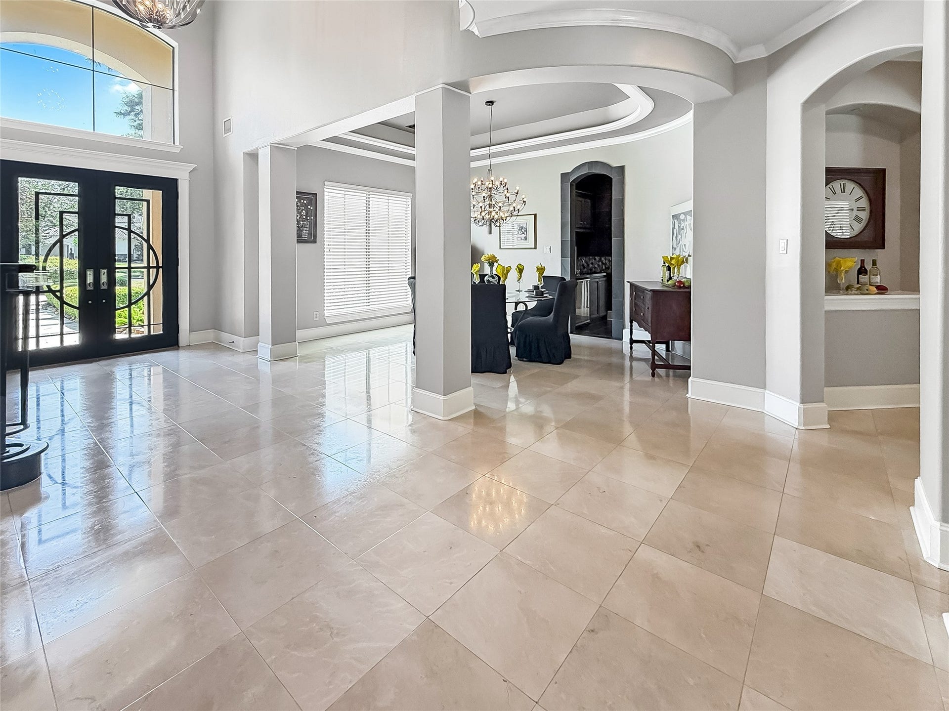 7611 Kings River Lane, Humble, TX 77346 Expansive foyer offers impressive sightlines through the home, with graceful arched openings, architectural columns, crown molding and light-filled living spaces.