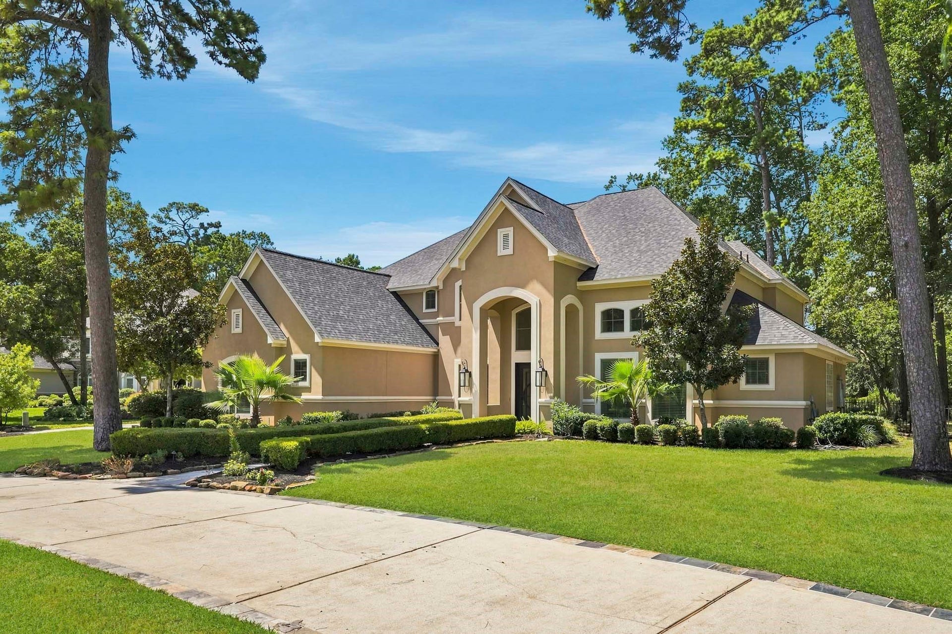 7611 Kings River Lane, Humble, TX 77346 Desirable corner lot within a cul-de-sac, showcasing the home's side-entry three-car garage, mature trees and beautifully landscaped grounds.