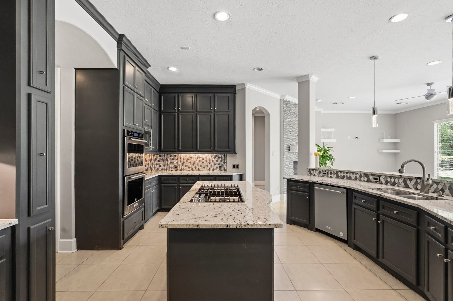 7611 Kings River Lane, Humble, TX 77346 Designed for the home chef, the kitchen features a gas cooktop, stainless steel appliances, extensive countertop space and abundant cabinetry for everyday cooking and entertaining.