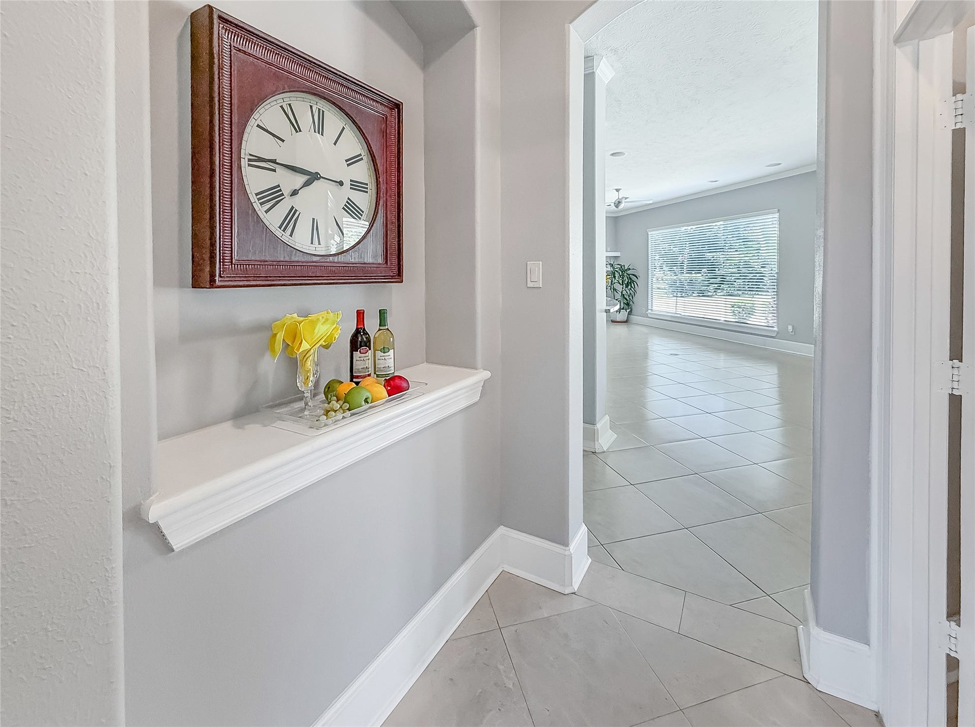 7611 Kings River Lane, Humble, TX 77346 Decorative wall niche adds architectural interest and provides an ideal space for displaying artwork or dcor.