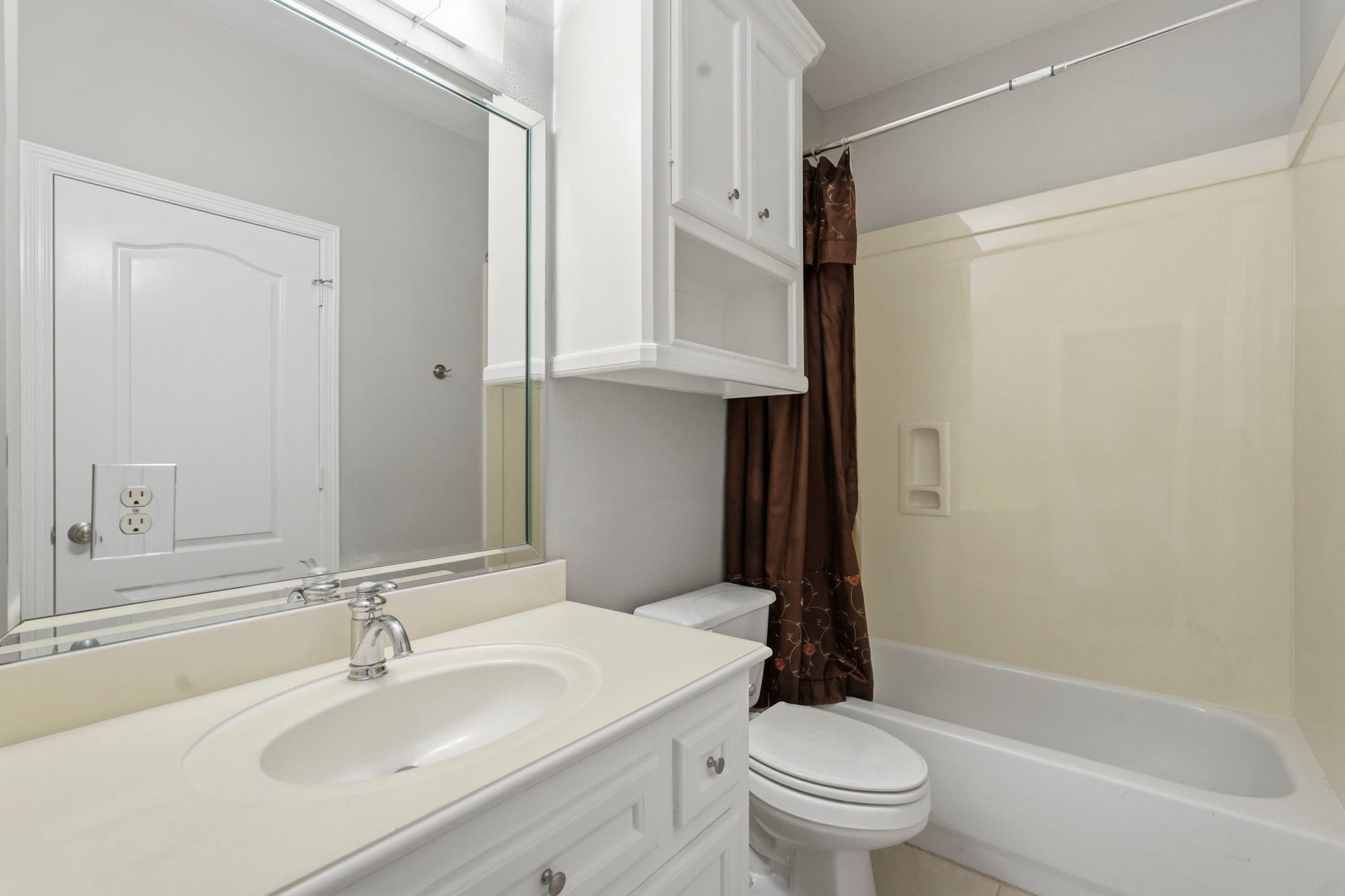 7611 Kings River Lane, Humble, TX 77346 Private en-suite bath features an extended vanity with ample cabinetry and counter space, large mirror and separate bathing area.
