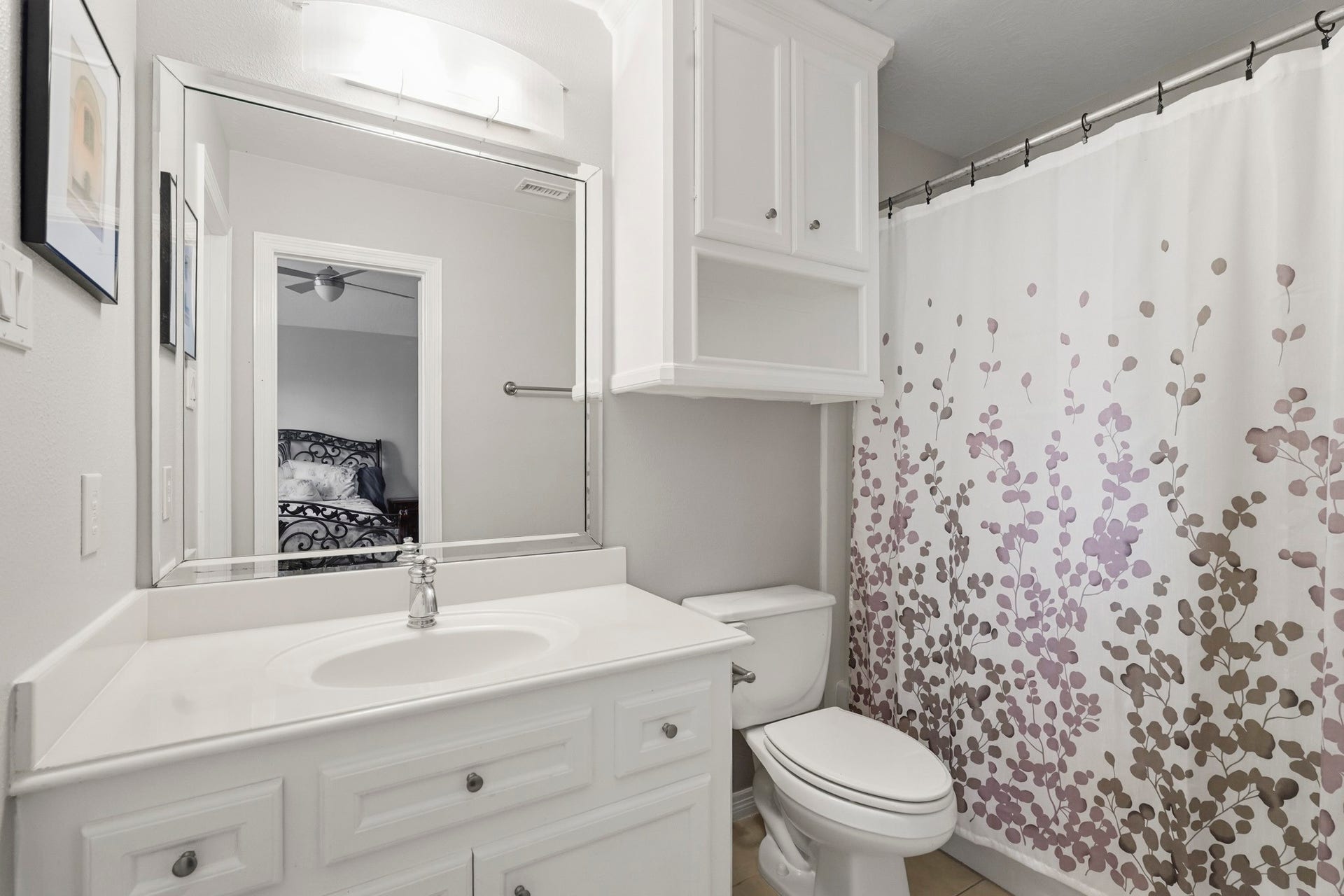 7611 Kings River Lane, Humble, TX 77346 Full guest bath features an extended vanity with ample cabinetry and counter space, large mirror and tiled tub/shower combination.