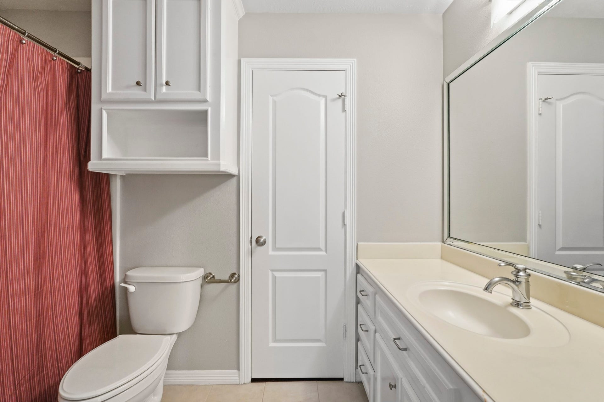 7611 Kings River Lane, Humble, TX 77346 Private en-suite bath offers an extended vanity, abundant cabinetry and counter space, large mirror and separate bathing area.