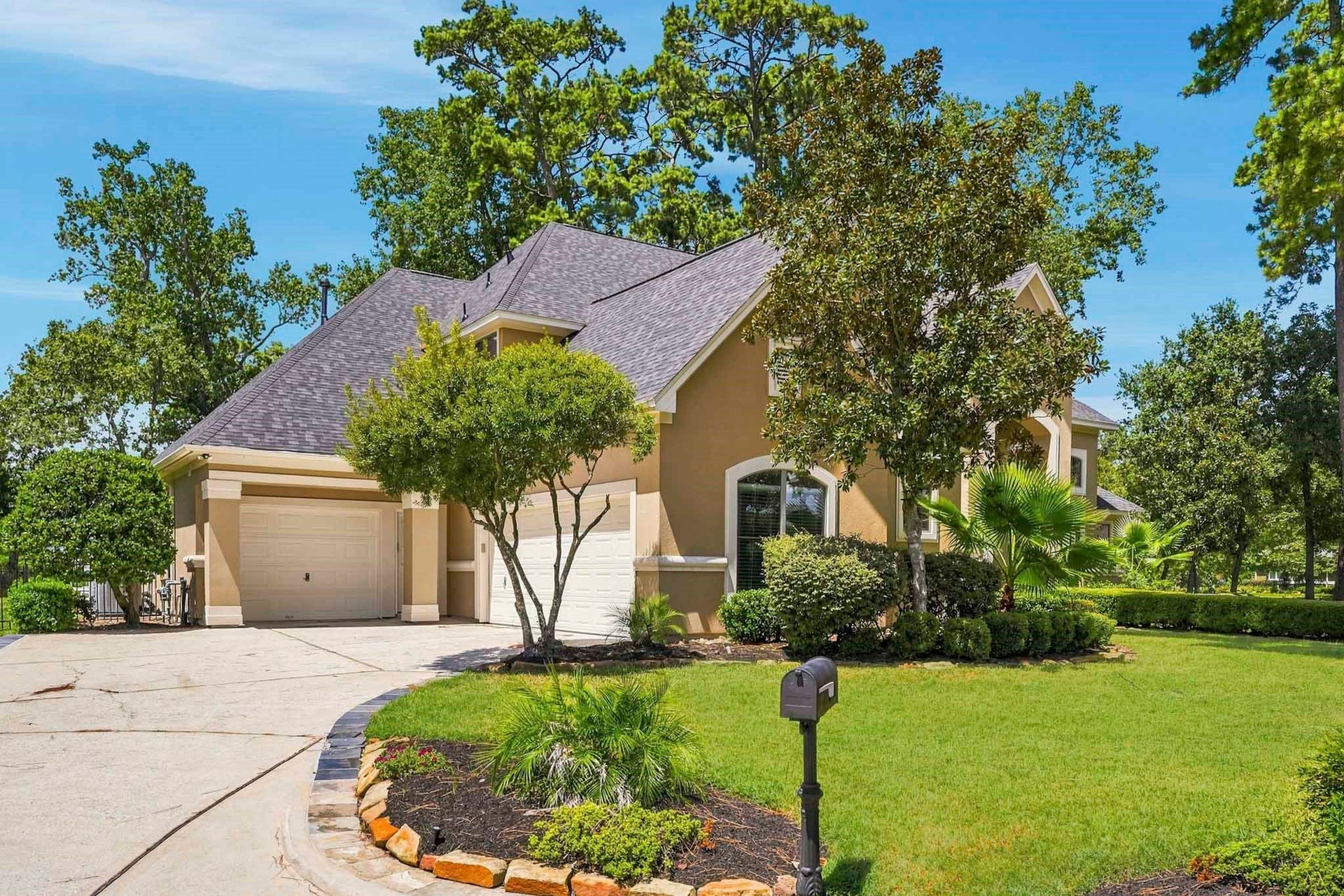 7611 Kings River Lane, Humble, TX 77346 Sweeping side driveway provides an impressive approach to the three-car garage with generous space for additional parking.