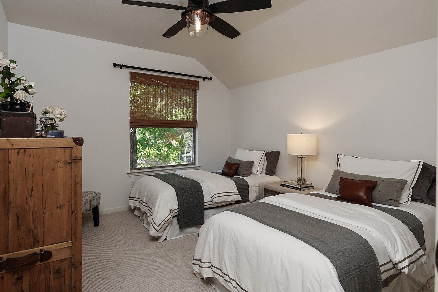 63 DOUVAINE, The Woodlands, TX 77382 63 DOUVAINE, The Woodlands, TX 77382