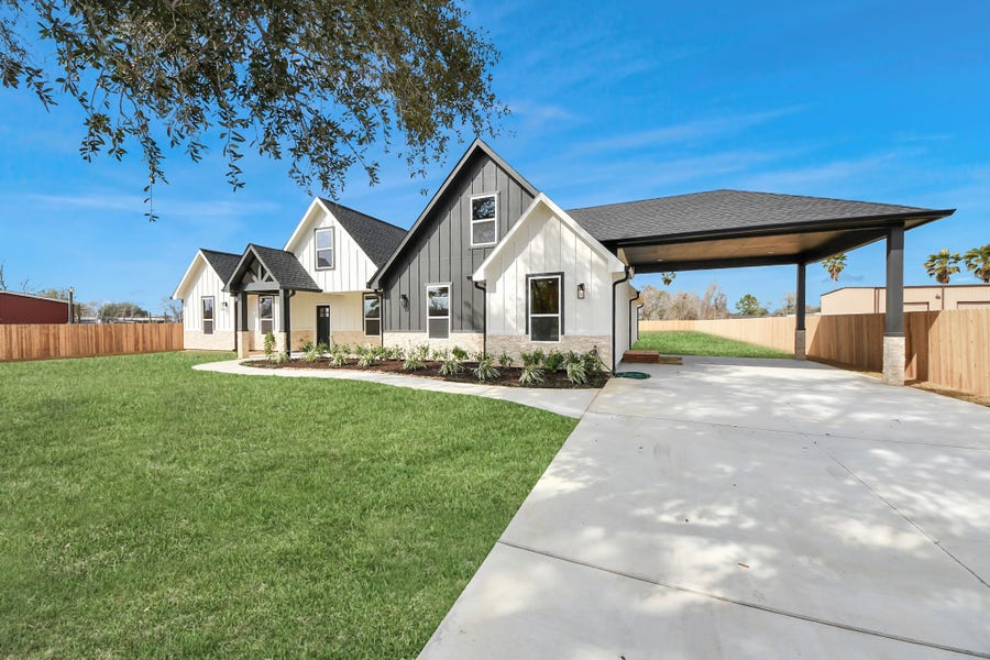 Property photo for 5811 County Road 675B, Rosharon, TX