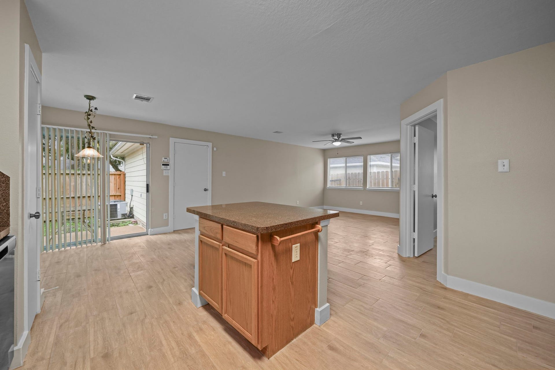 10647 Cobblecreek Way, Missouri City, TX 77459 Kitchen is open to main living area