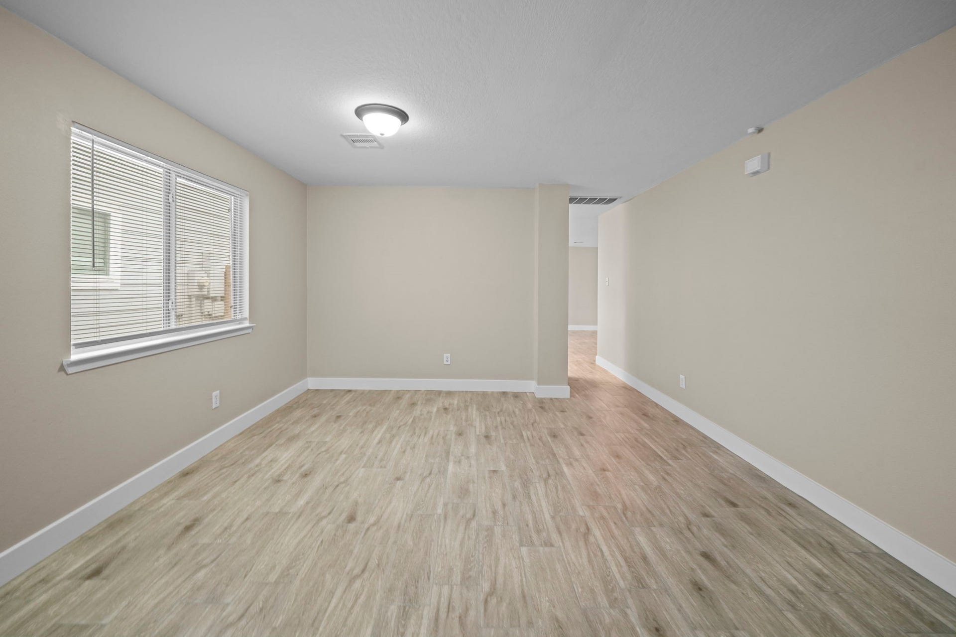 10647 Cobblecreek Way, Missouri City, TX 77459 Flexible front room can be used for formal dining, home office, game room, etc.