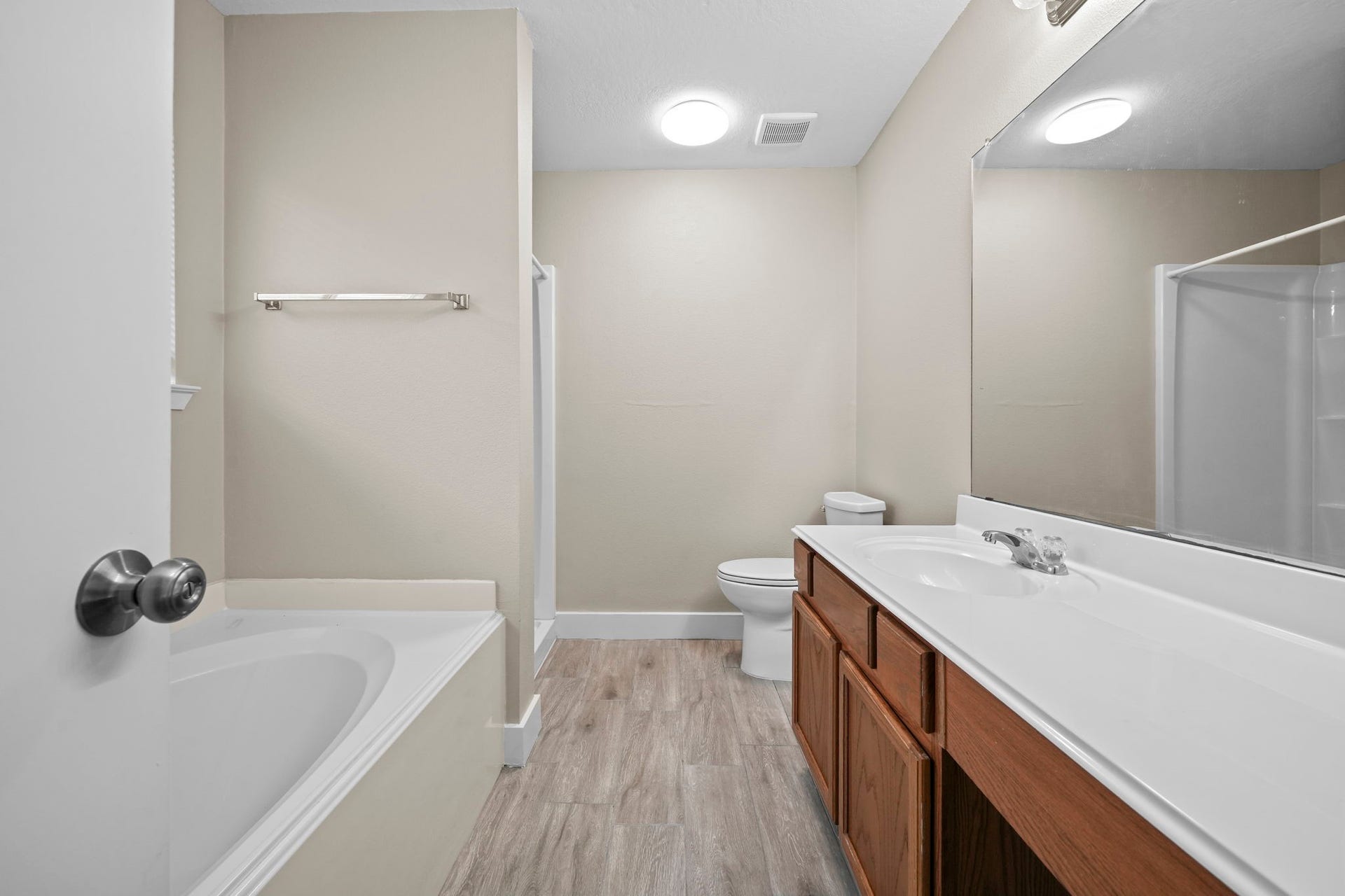 10647 Cobblecreek Way, Missouri City, TX 77459 Master bathroom with soaking tub and separate shower