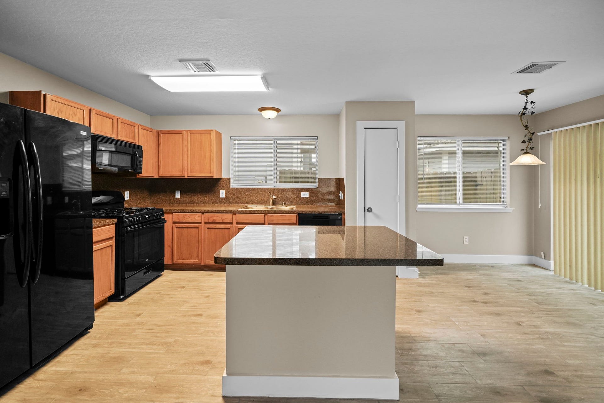 10647 Cobblecreek Way, Missouri City, TX 77459 Kitchen island, providing additional countertop space or convenient area for bar stools.