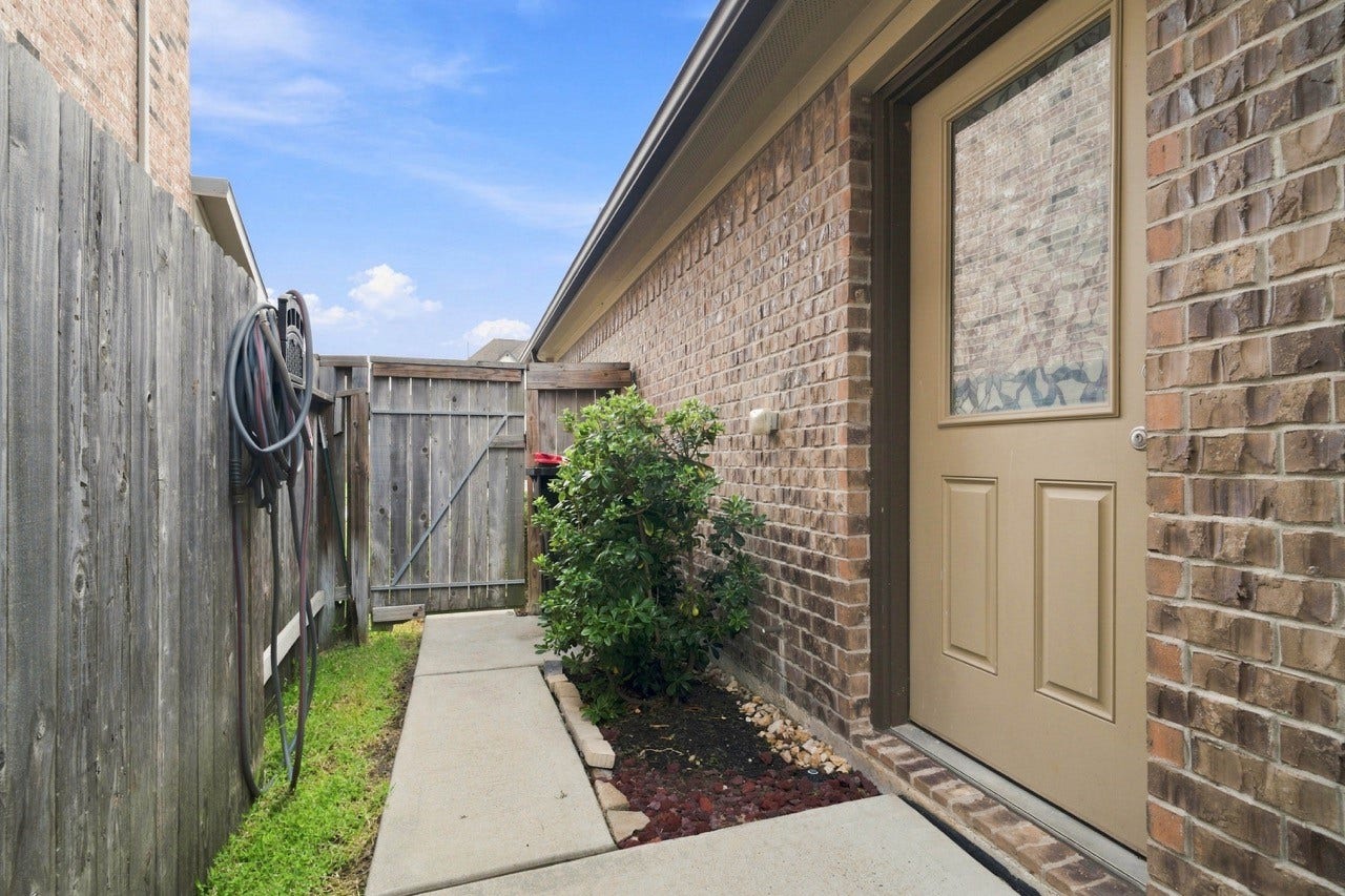 10110 Whitney Reach Drive, Rosharon, TX 77583 Additional Concrete surround