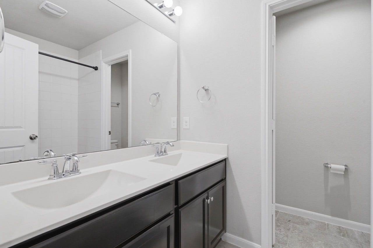 10110 Whitney Reach Drive, Rosharon, TX 77583 Secondary Bath w/Double Sinks