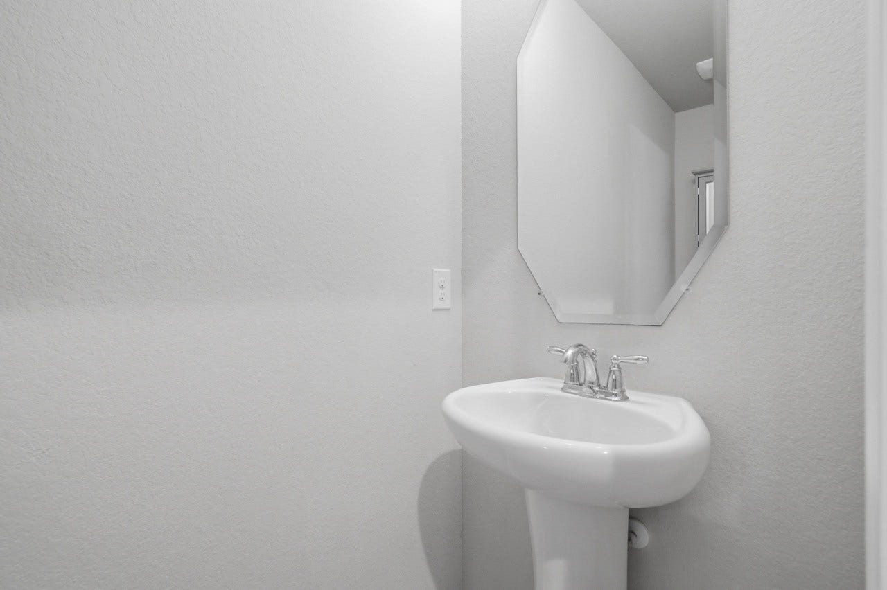 10110 Whitney Reach Drive, Rosharon, TX 77583 Convenient Half Bath