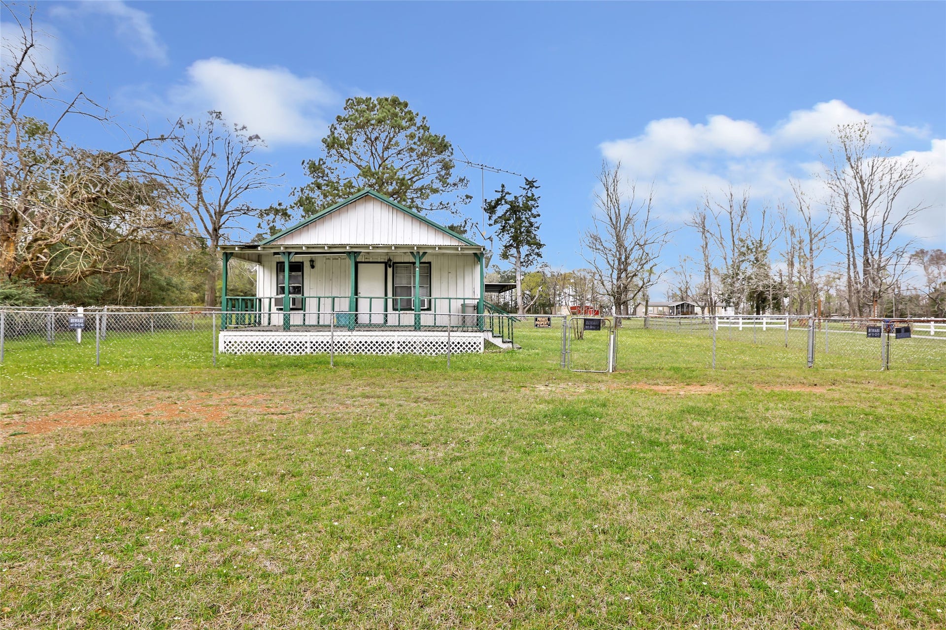 17659 E FM 1097 ROAD, Willis, TX 77378 GUEST HOUSE OR MOTHER-IN-LAWS QUARTERS OR CASITA... 672 SQUARE FEET WITH FENCED YARD HAS 1 BEDROOM AND 1 FULL BATH... NEW METAL ROOF 2011 REMODEL DONE INSIDE 2016...