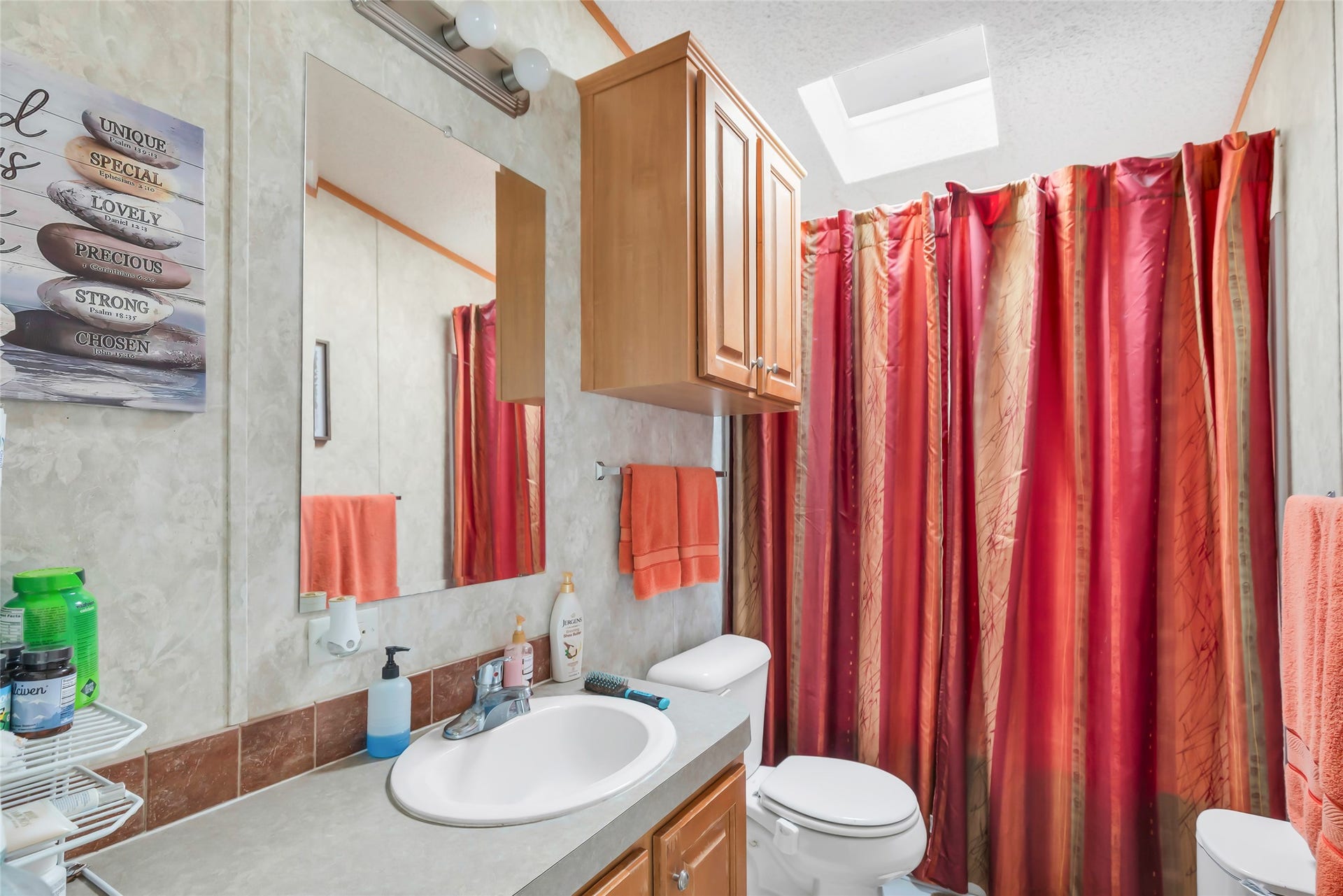 17659 E FM 1097 ROAD, Willis, TX 77378 GUEST BATHROOM W/ TUB & SHOWER COMBO...
