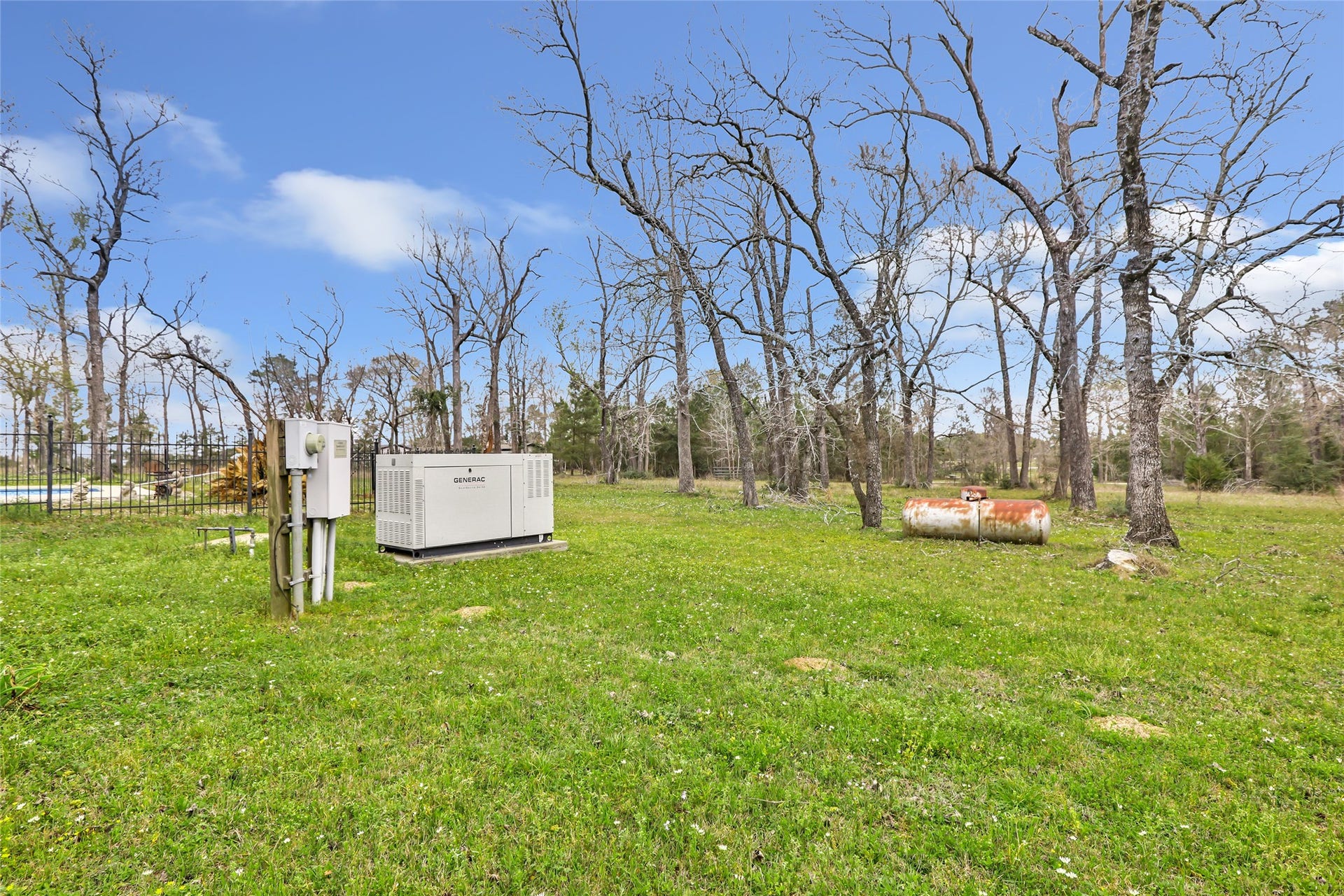 17659 E FM 1097 ROAD, Willis, TX 77378 THE MAIN HOME HAS A 36 KW GENERATOR WITH A 250 GALLON PROPANE TANK. GENERATOR WAS INSTALLED 2020...