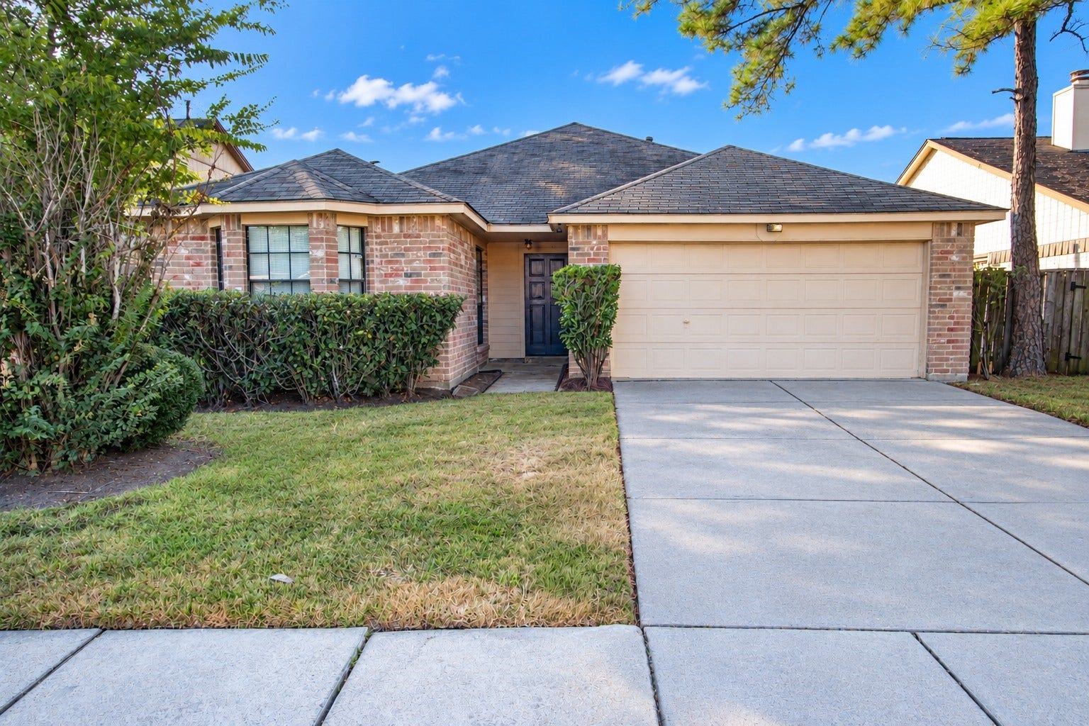 2006 Sandy Knoll Drive, Missouri City, TX 77489 A great starter home in Missouri city by Gemcraft!