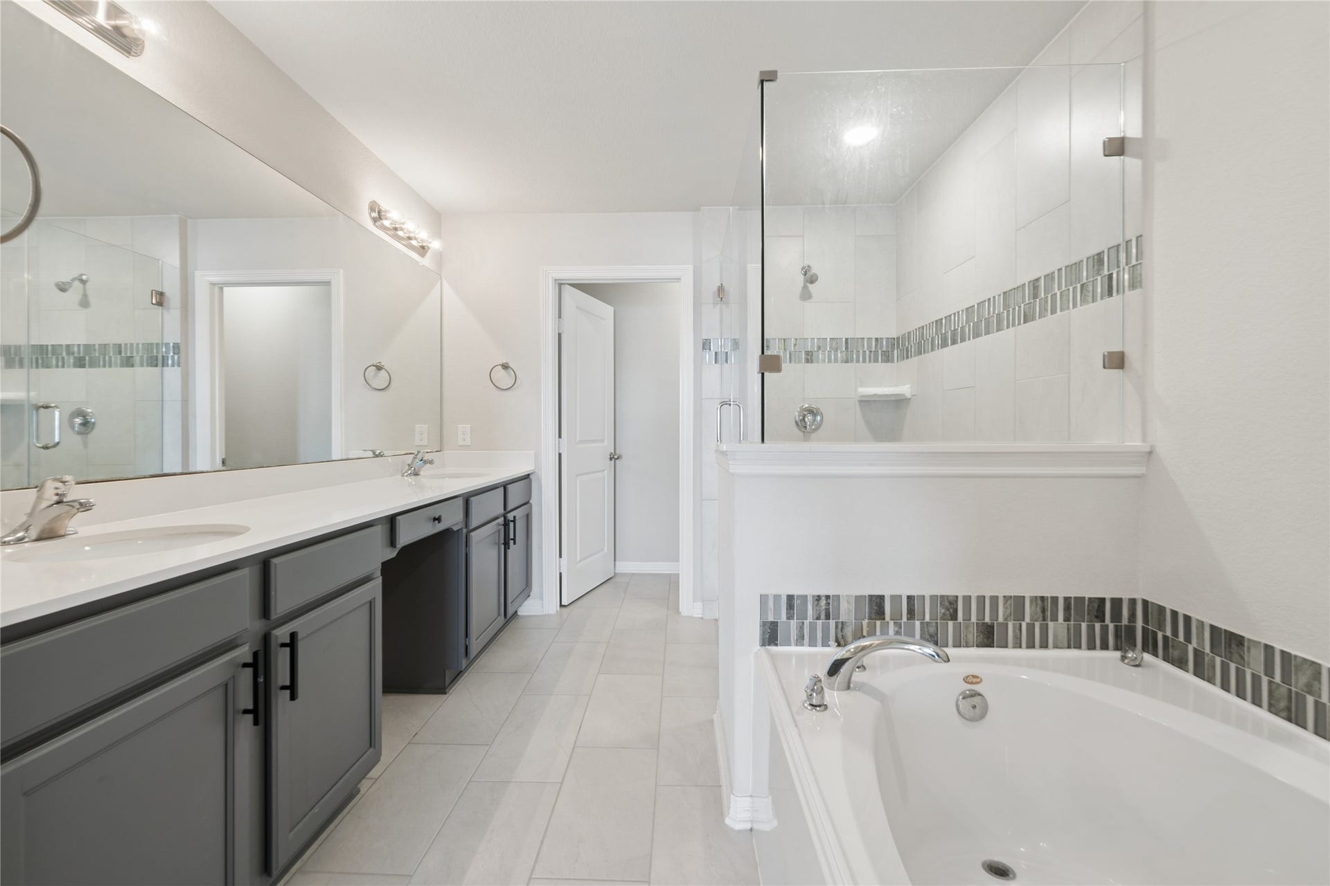 705 N Bayshore Drive, La Porte, TX 77571 primary Bathroom