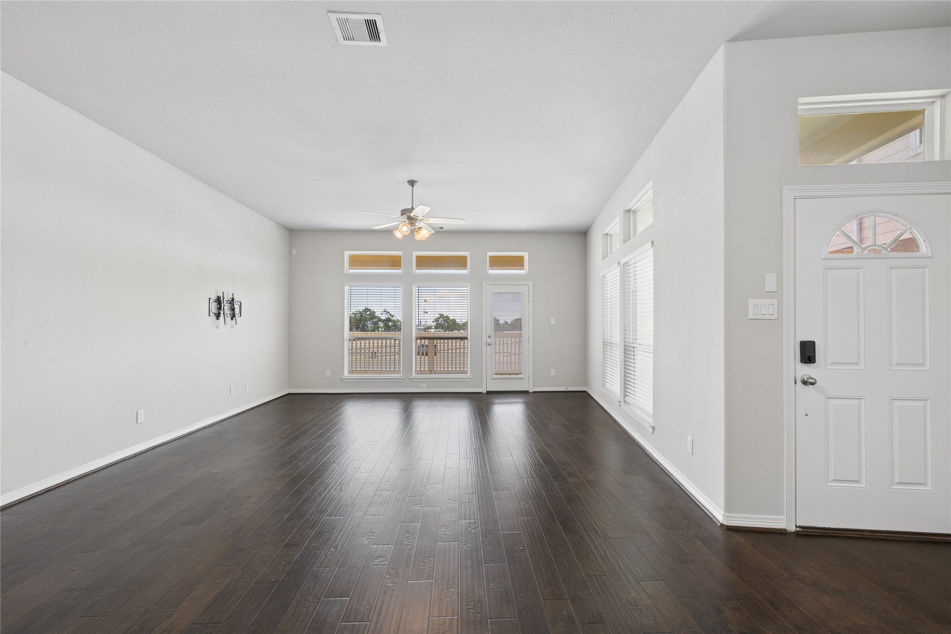 705 N Bayshore Drive, La Porte, TX 77571 Living Room
