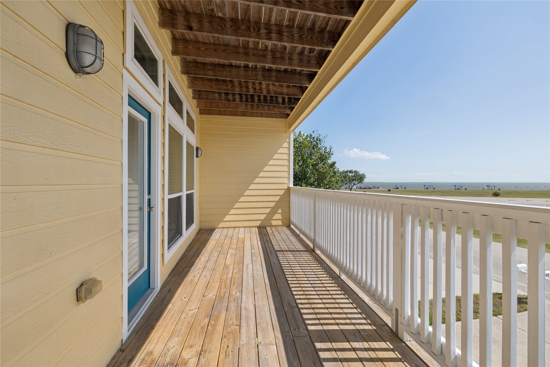 705 N Bayshore Drive, La Porte, TX 77571 Primary Suite Balcony