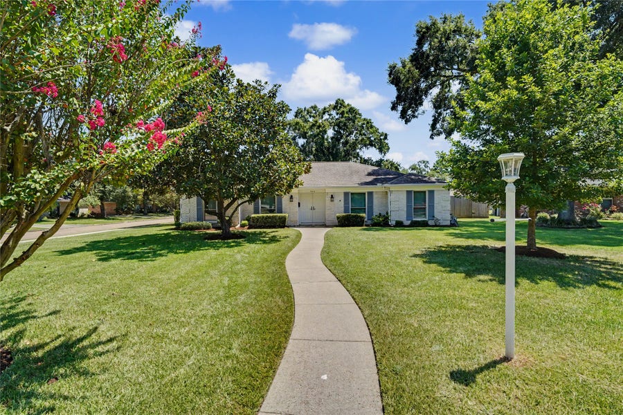Property photo for 1010 Beachcomber Lane, Houston, TX