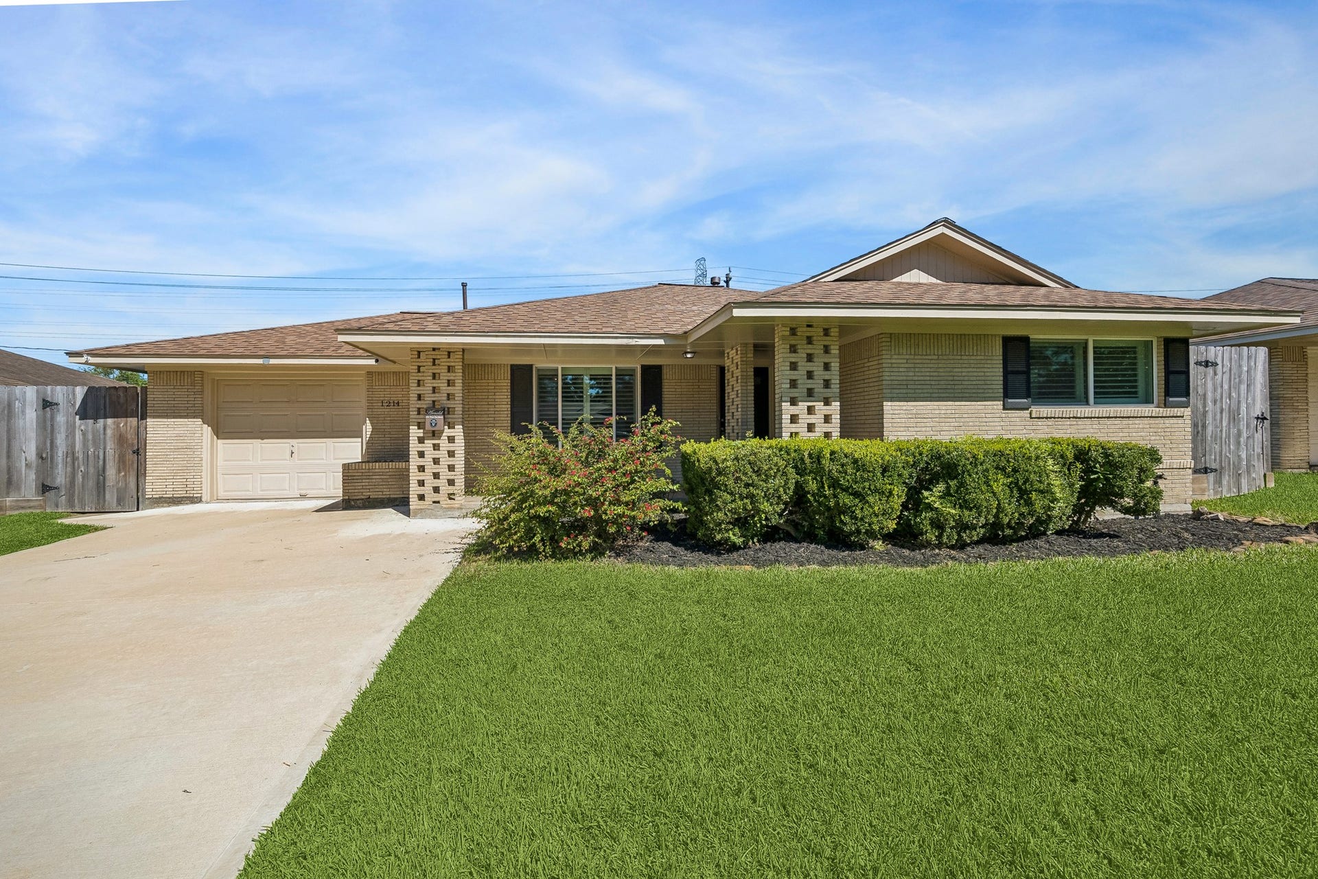 Welcome to 1214 W 31st Street, a thoughtfully updated Houston home tucked into the quiet Shepherd Forest neighborhood between Oak Forest and Garden Oaks.