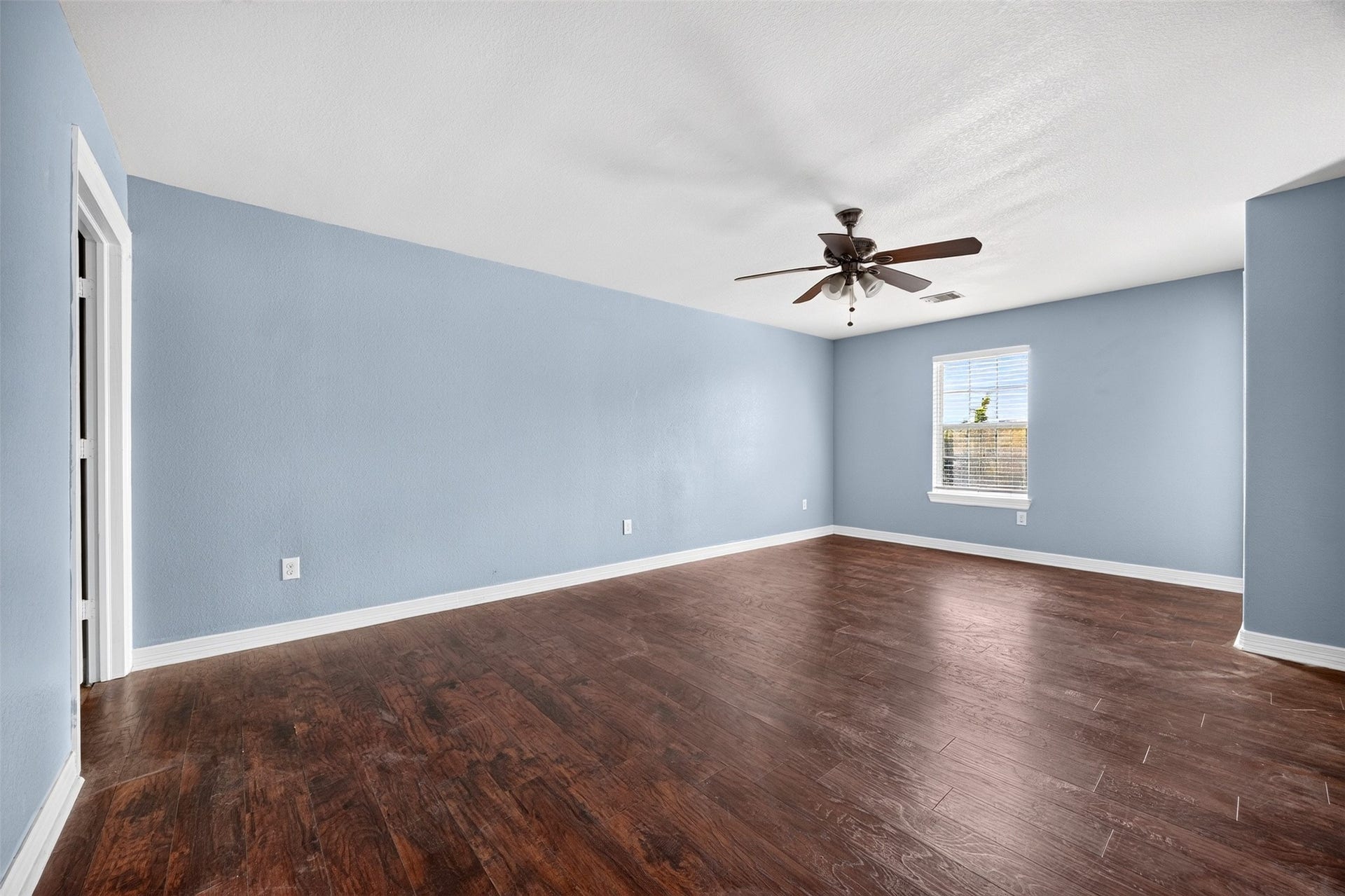2820 28th Avenue N, Texas City, TX 77590 Upstairs Primary Bedroom