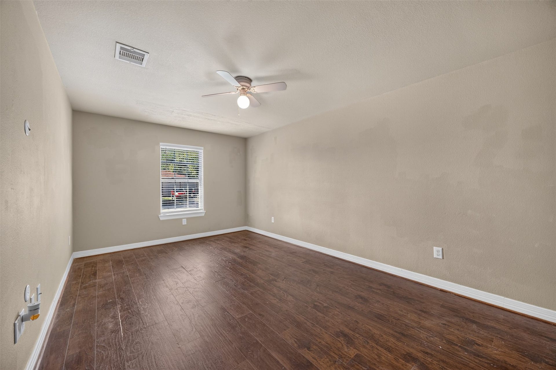 2820 28th Avenue N, Texas City, TX 77590 Downstairs Bedroom