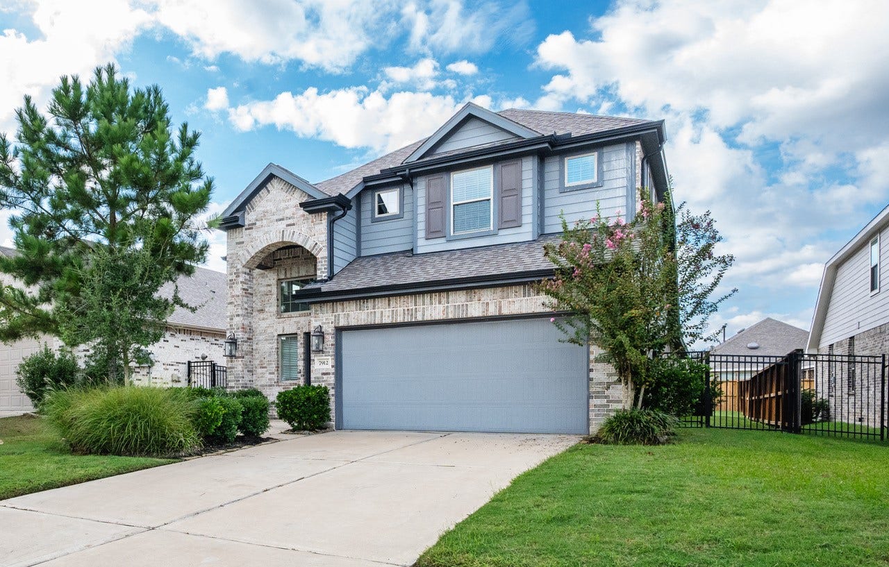7912 Spring Run Drive, Magnolia, TX 77354 2 car garage and long drivway