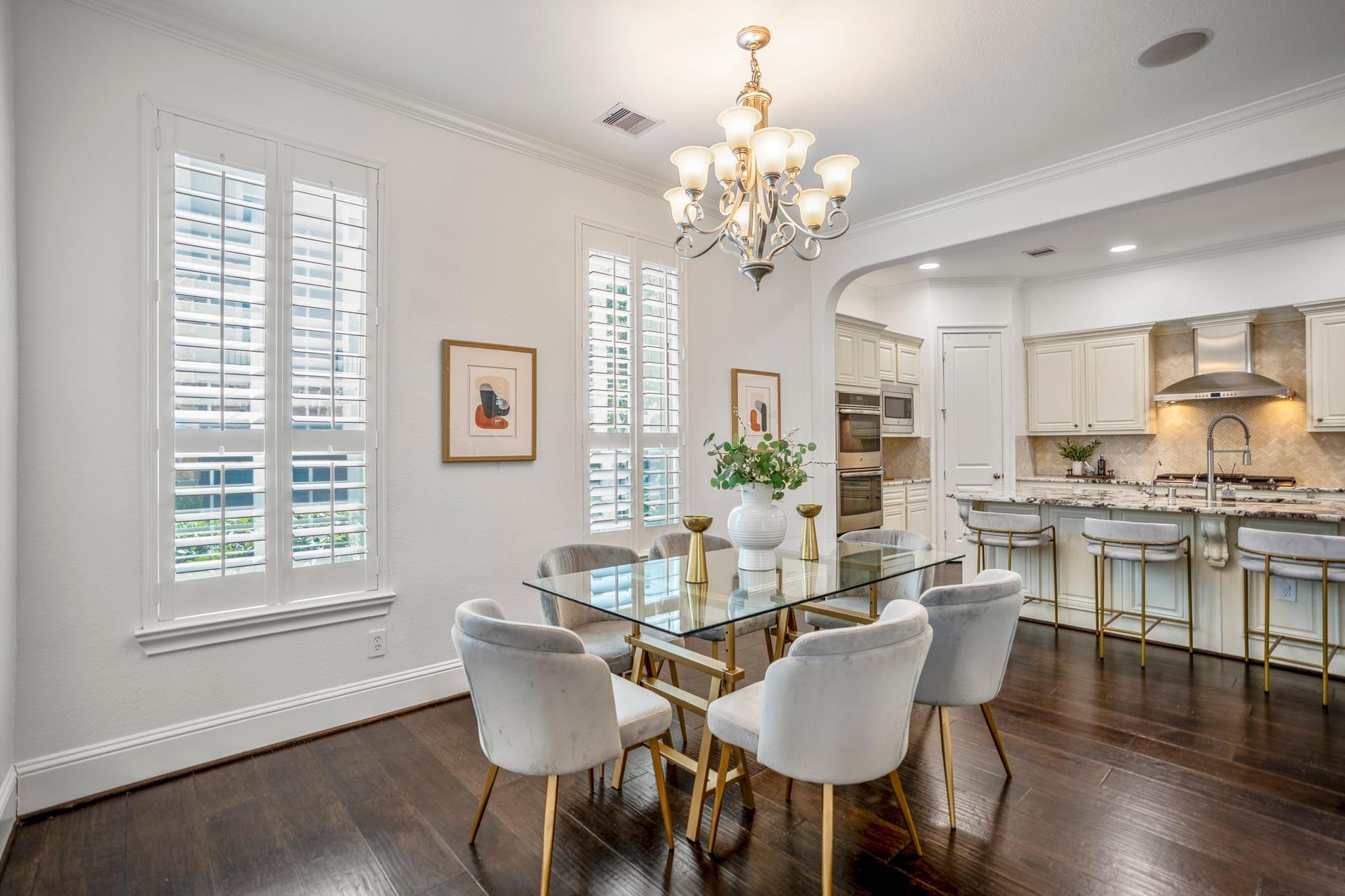 The dining area being accessible to the living room and kitchen makes it the perfect landing place, from everyday dining and big celebration dinners to mahjong nights.